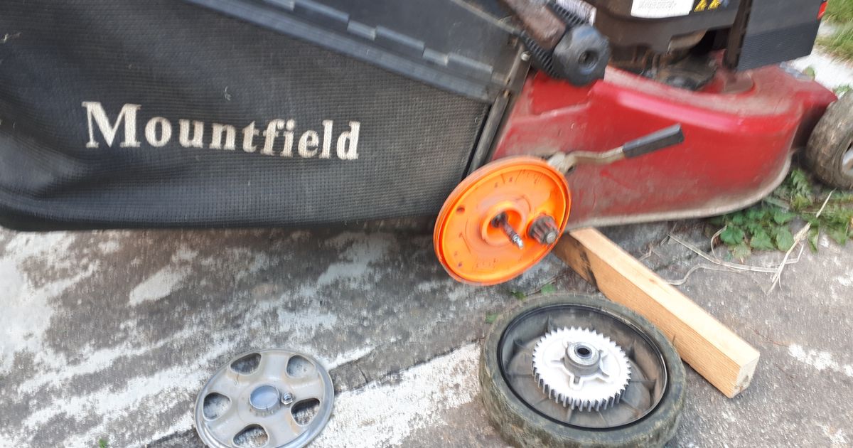 Oprava Sekacky Mountfield (zapalovací svíčky, vzduchový filtr, zapalovací svíčku, drátěným kartáčem) Oprava Sekacky Mountfield