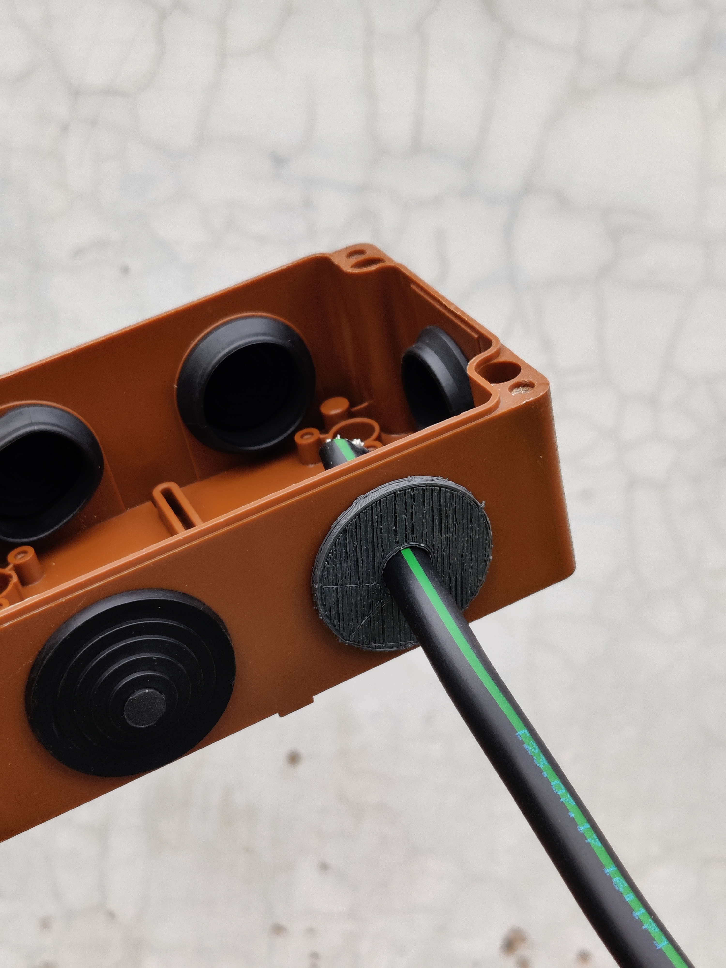 Průchodka pro kabel do el.boxu/krabice TPU (pružný filament)