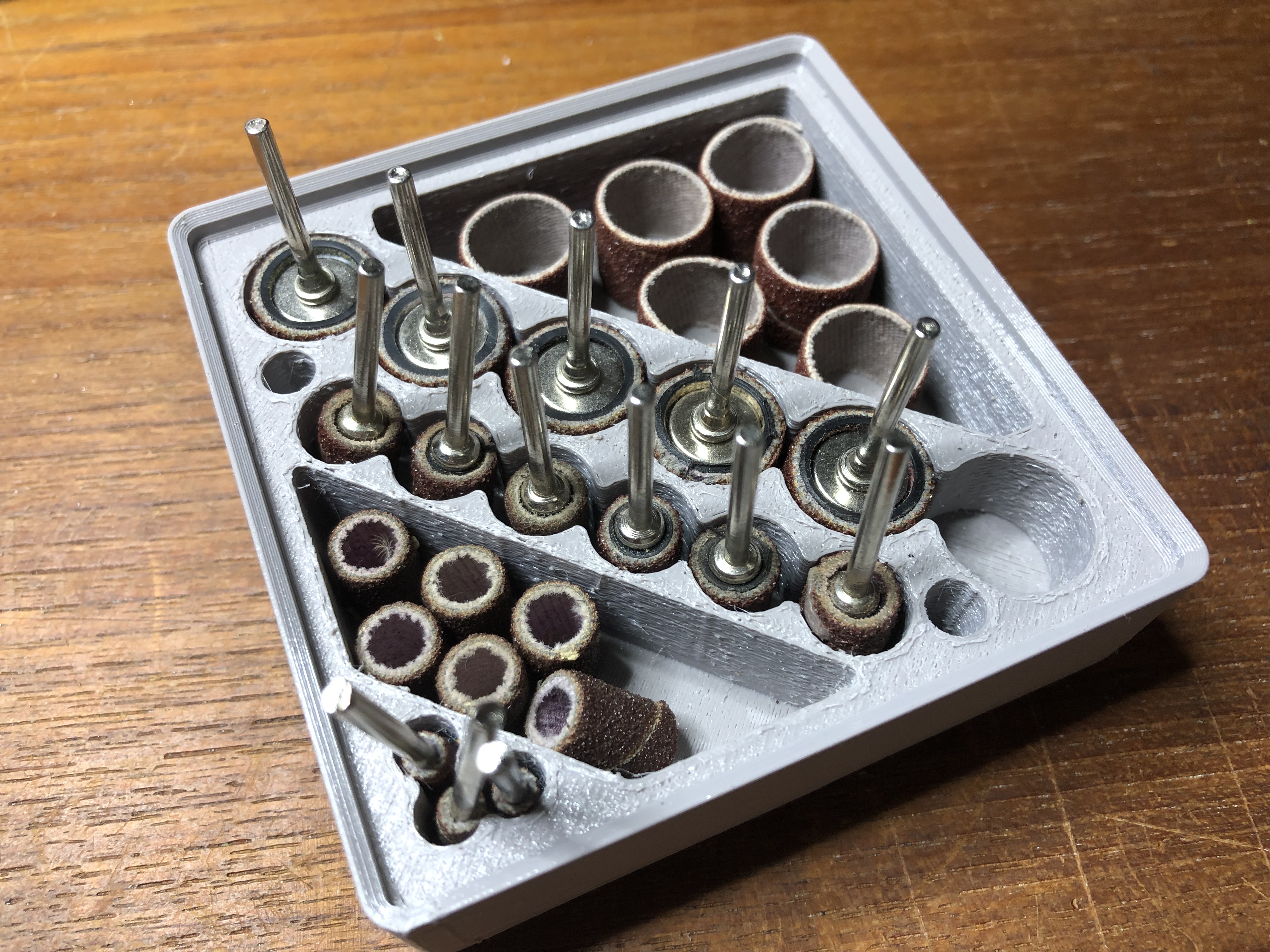 Gridfinity sanding cylinder tray