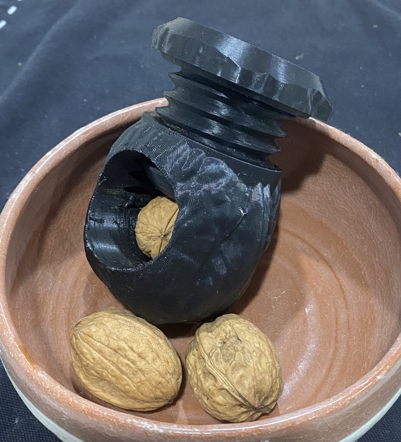 Walnut cracker