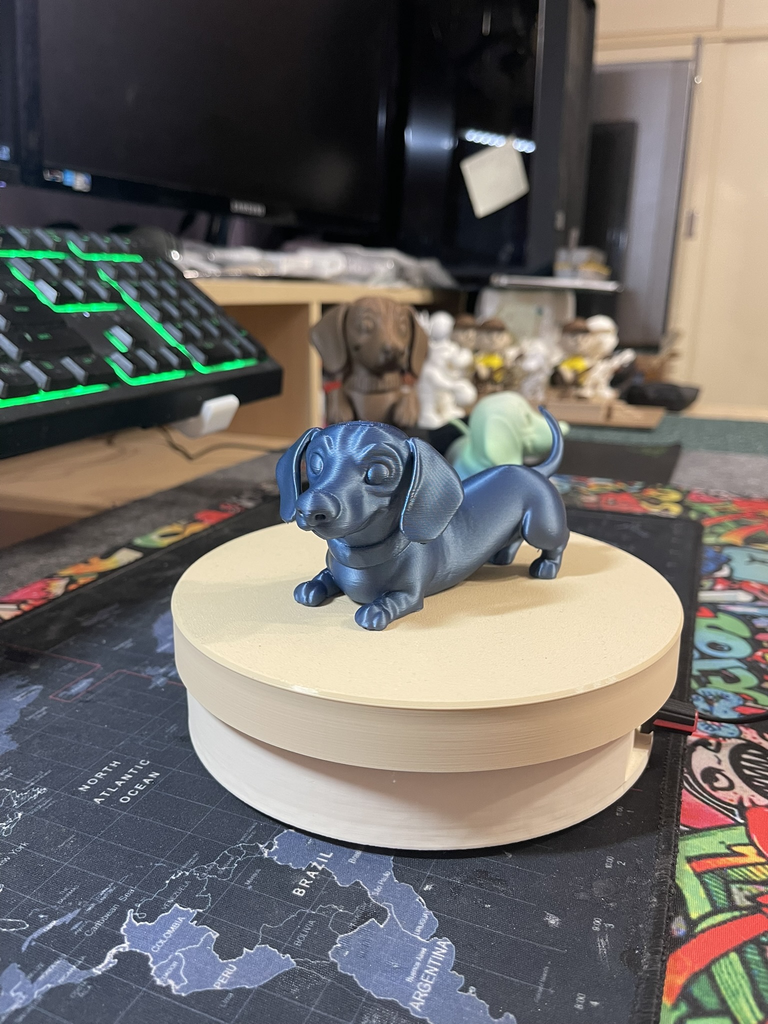 Dachshund in Cartoon Style – Lying Pose with Raised Head