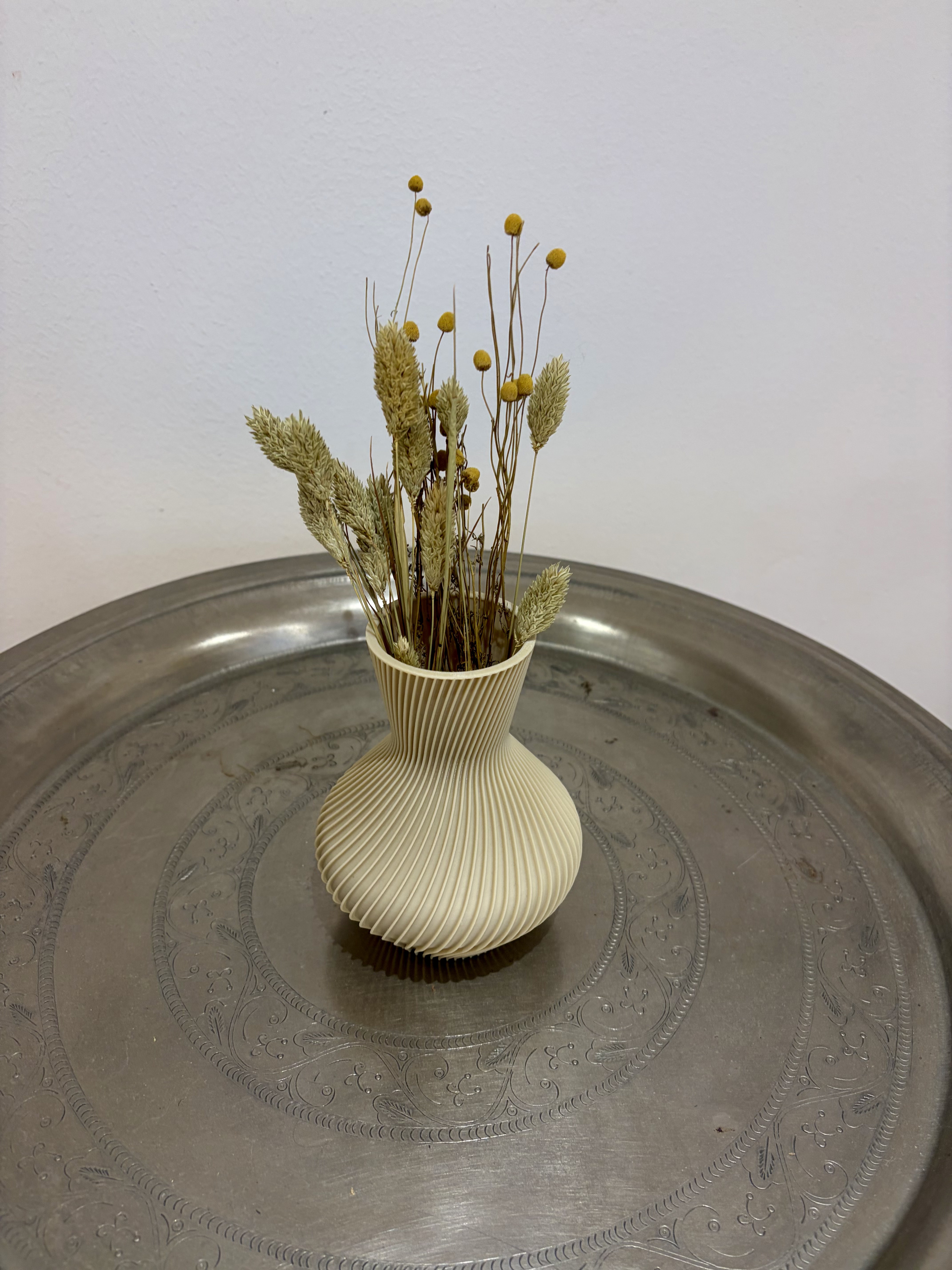 Modern vase twisted for home decoration