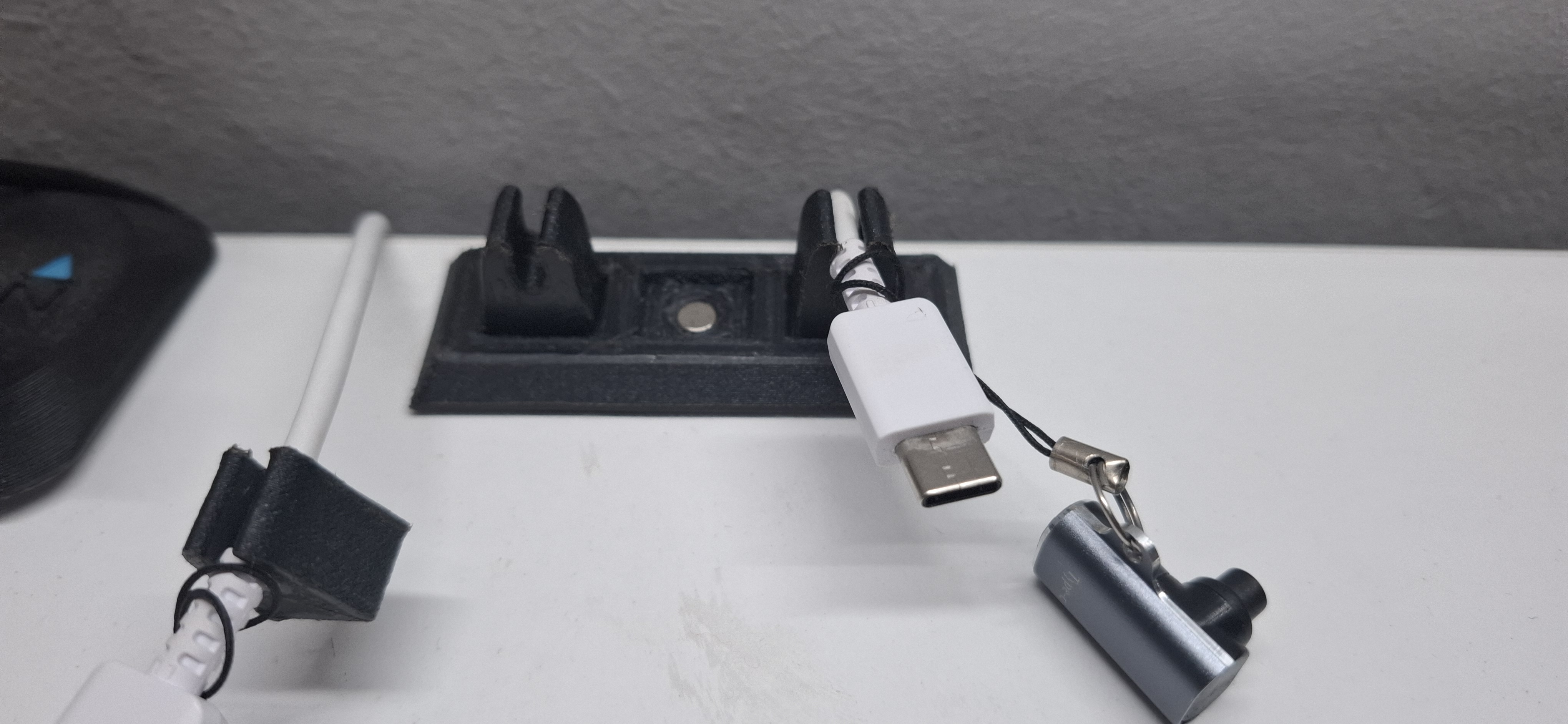 Magnetic cable organiser