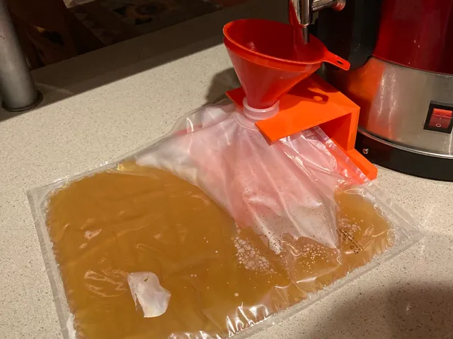 Držák na mošt (Apple Cider Bottle Holder)