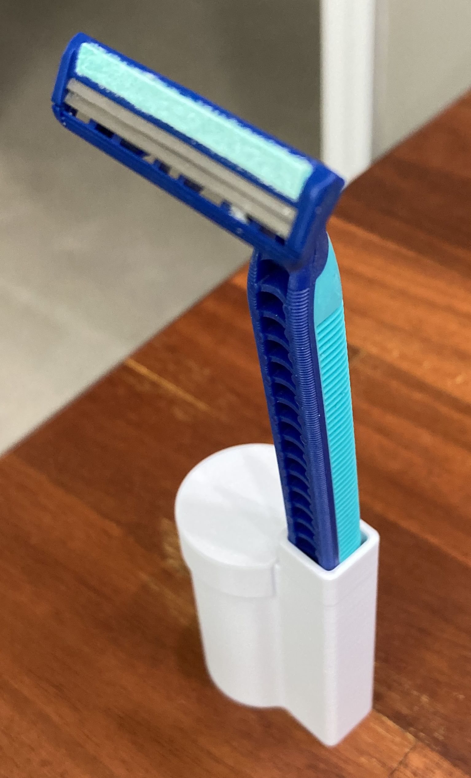 Weighted razor for those with tremors