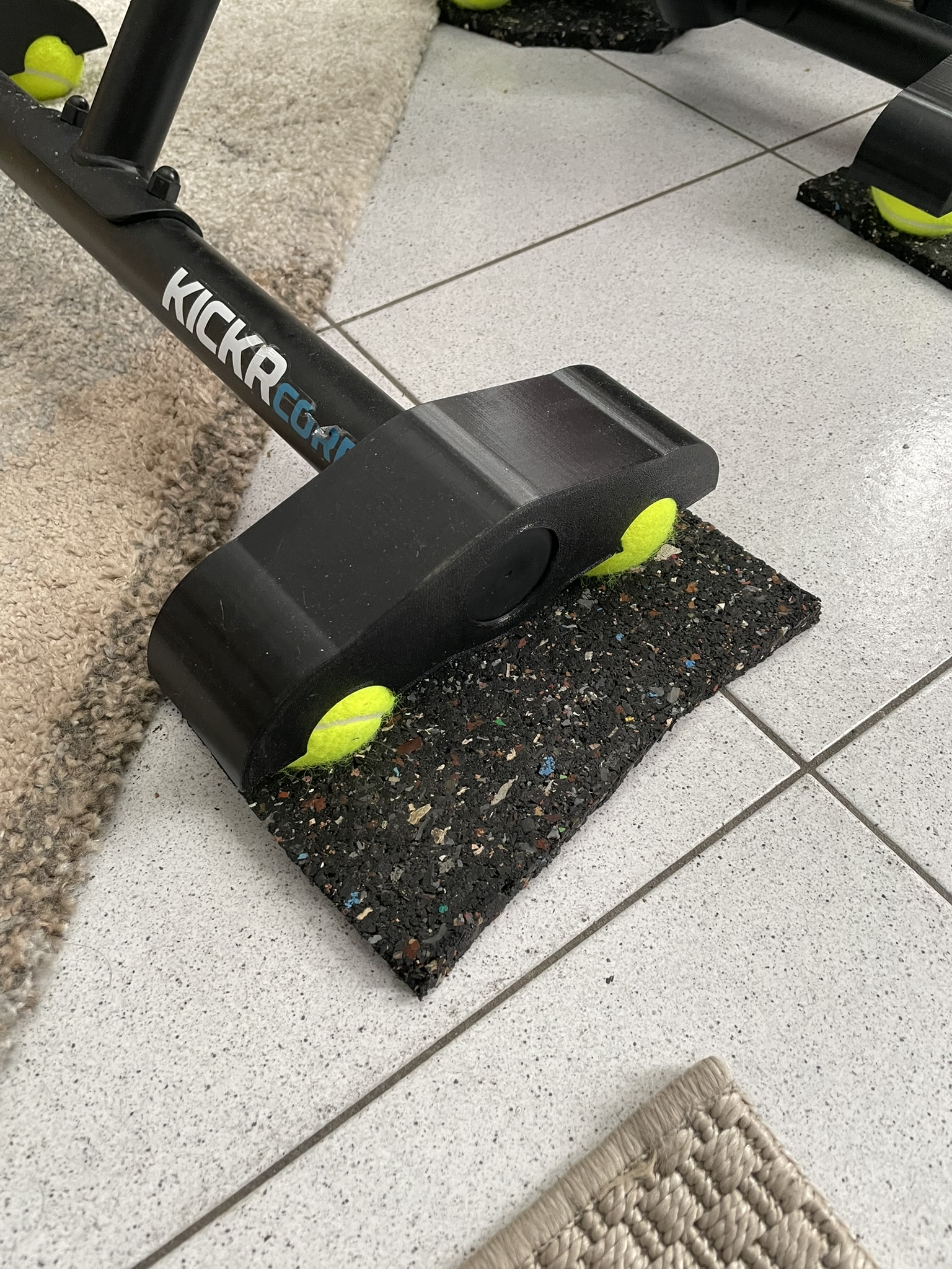 Wahoo Kickr Core Tennisball mount