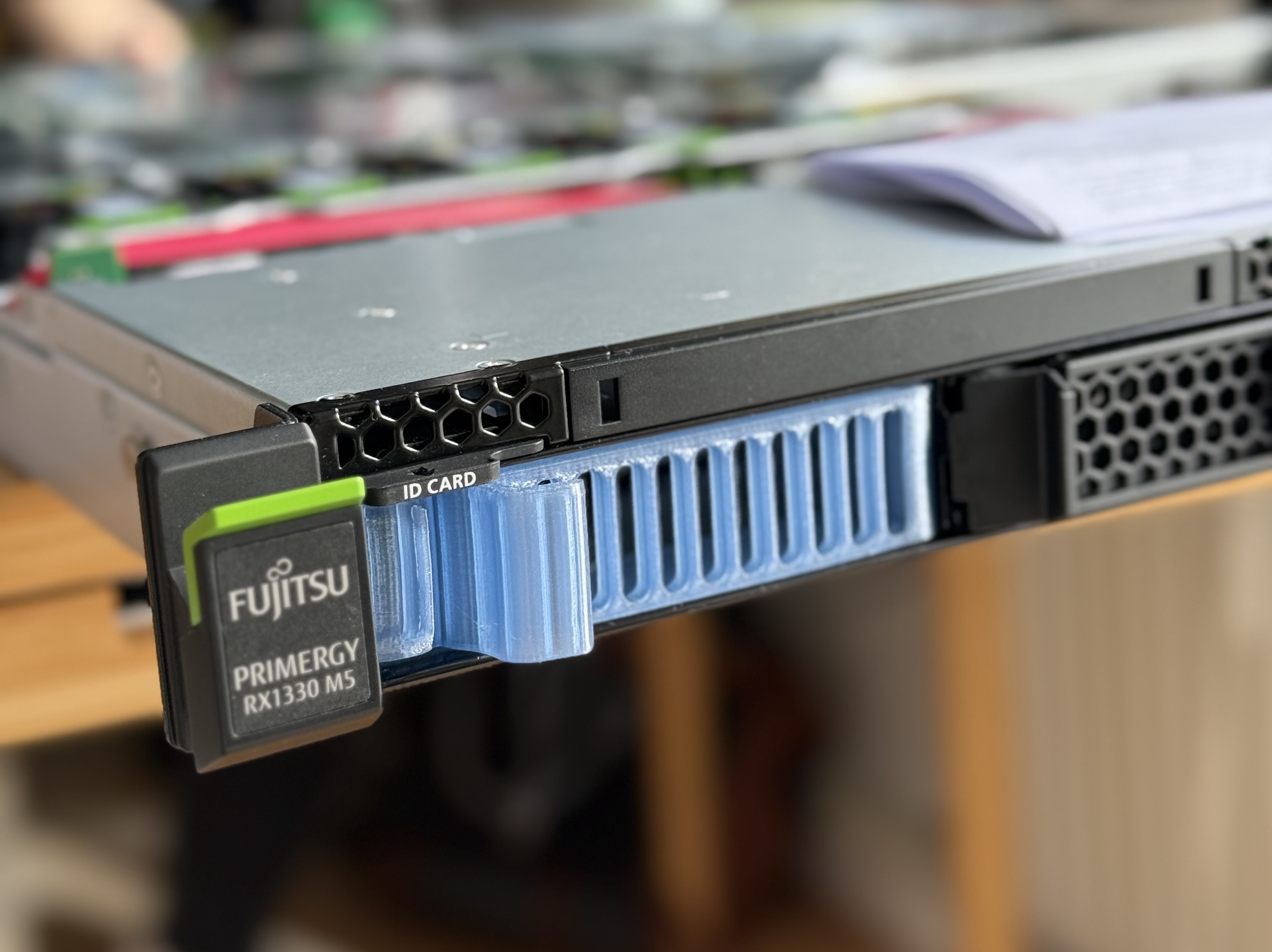 Fujitsu RX1330 (M5) 3.5" caddy with screw holes