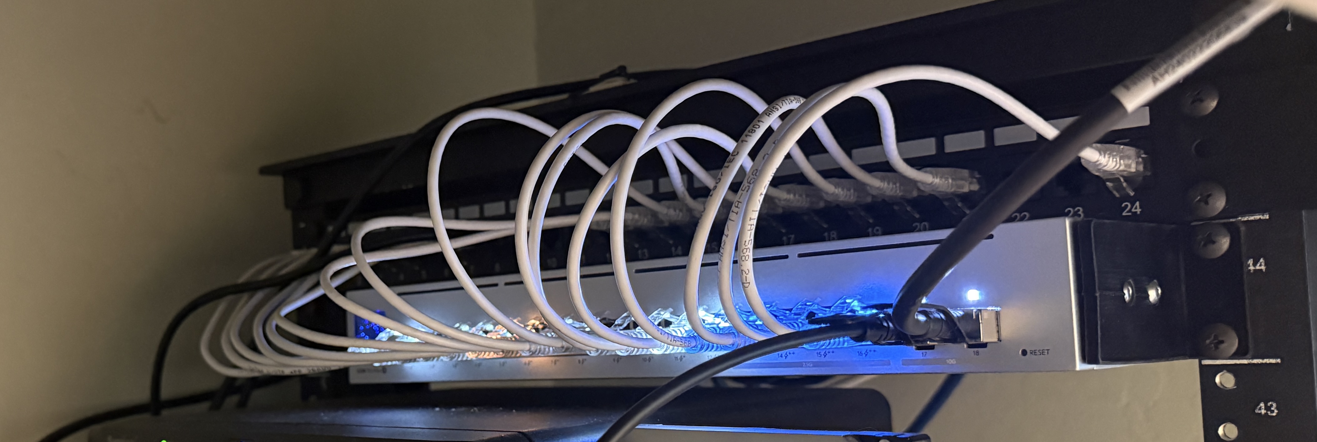 Ubiquiti USW Pro Max 16 PoE Offset Mount