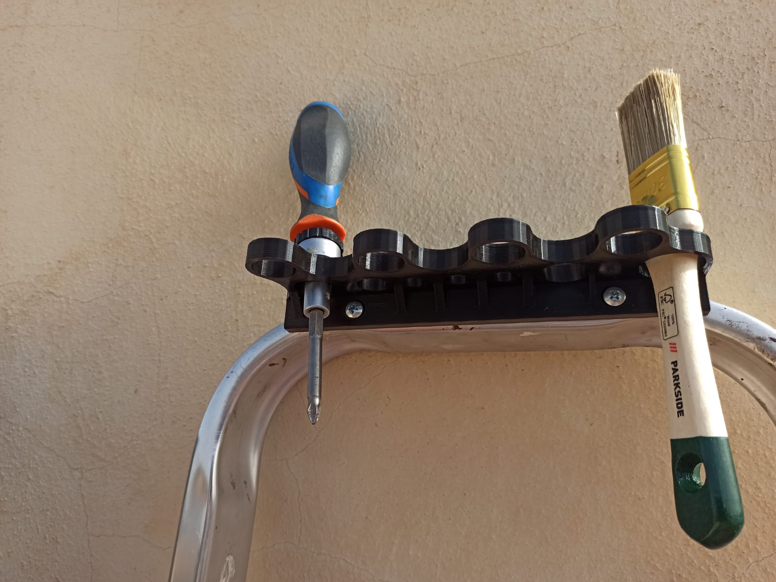 Portable ladder tool or paintbrush holder - Soporte para herramientas y brochas para escaleras portátiles
