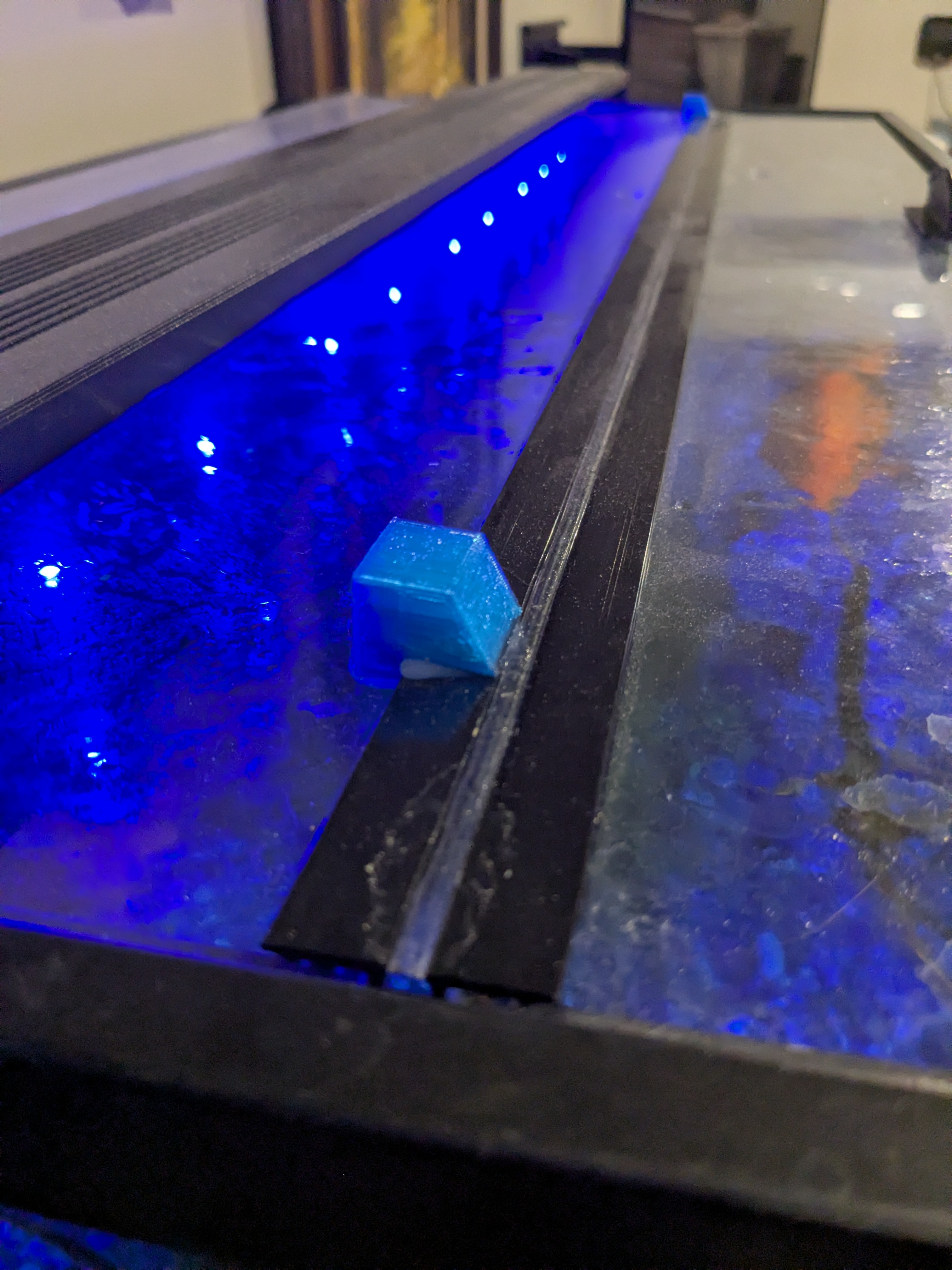 Aquarium lid wedge stay