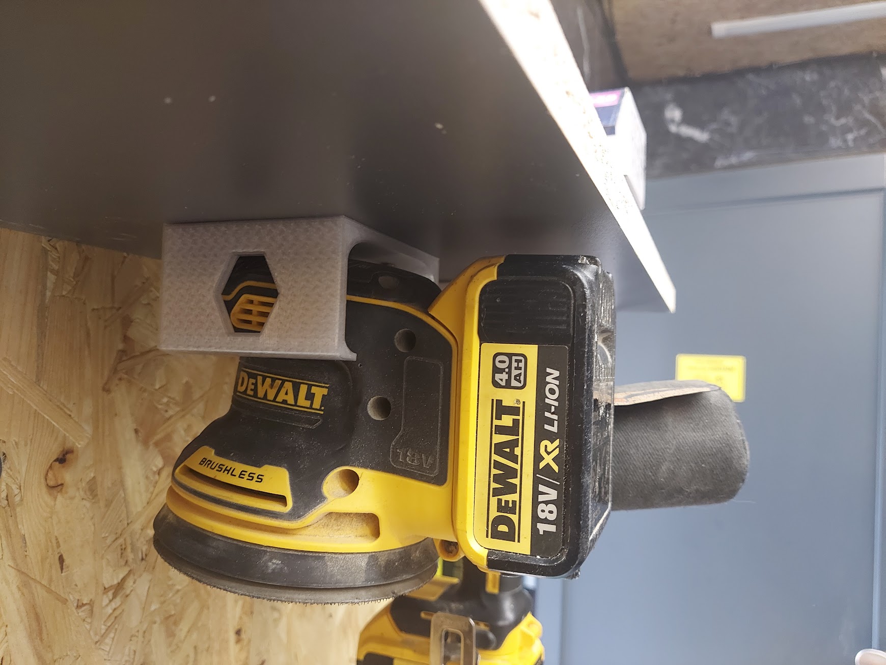 Holder for eccentric sander/Držák na excentrickou brusku Dewalt