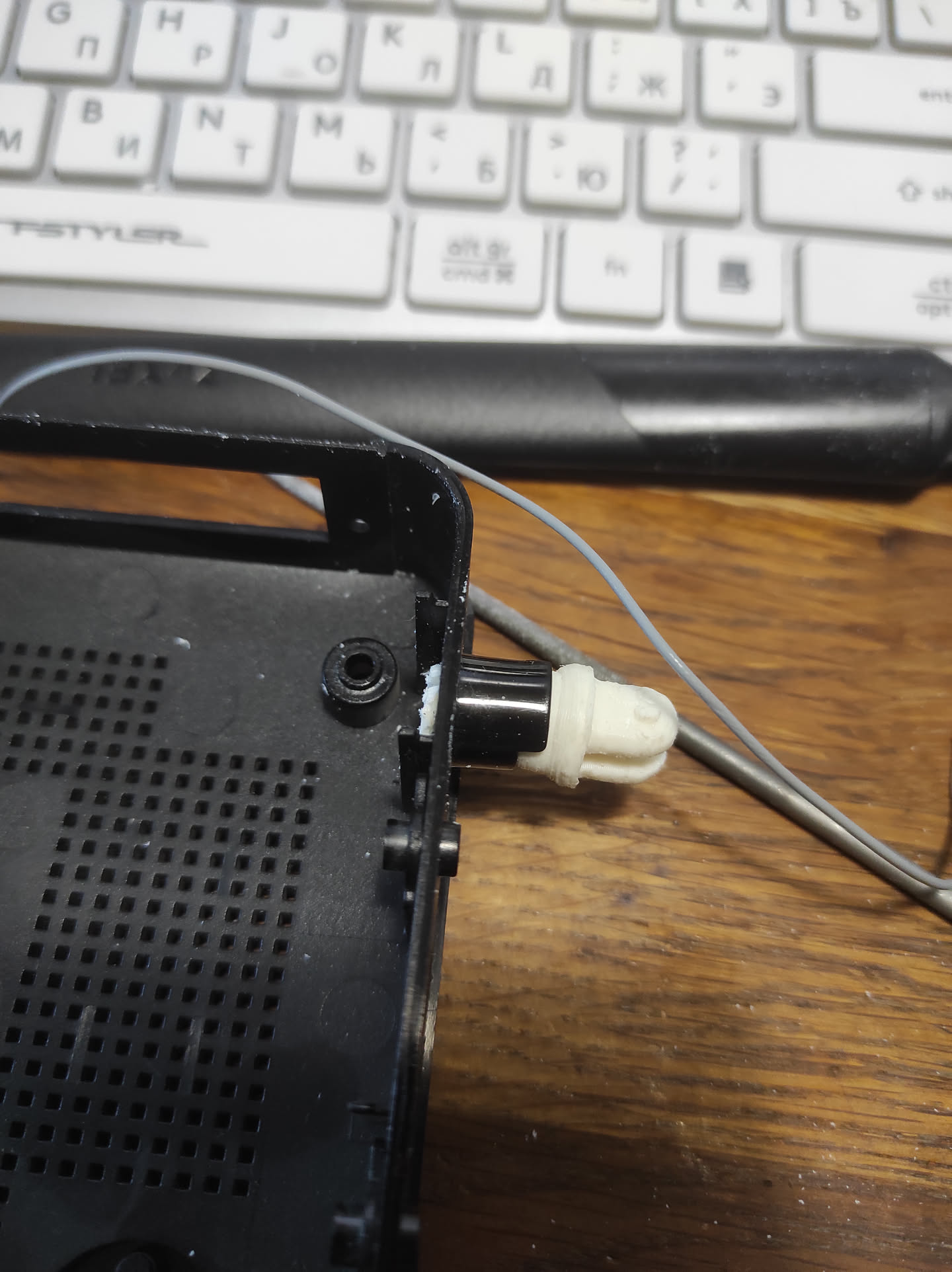 Zyxel Keenetic ULTRA 2 routers have a rather flimsy antenna mount