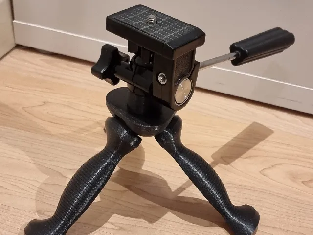 Print in place Camera tripod - handle for pivot interface