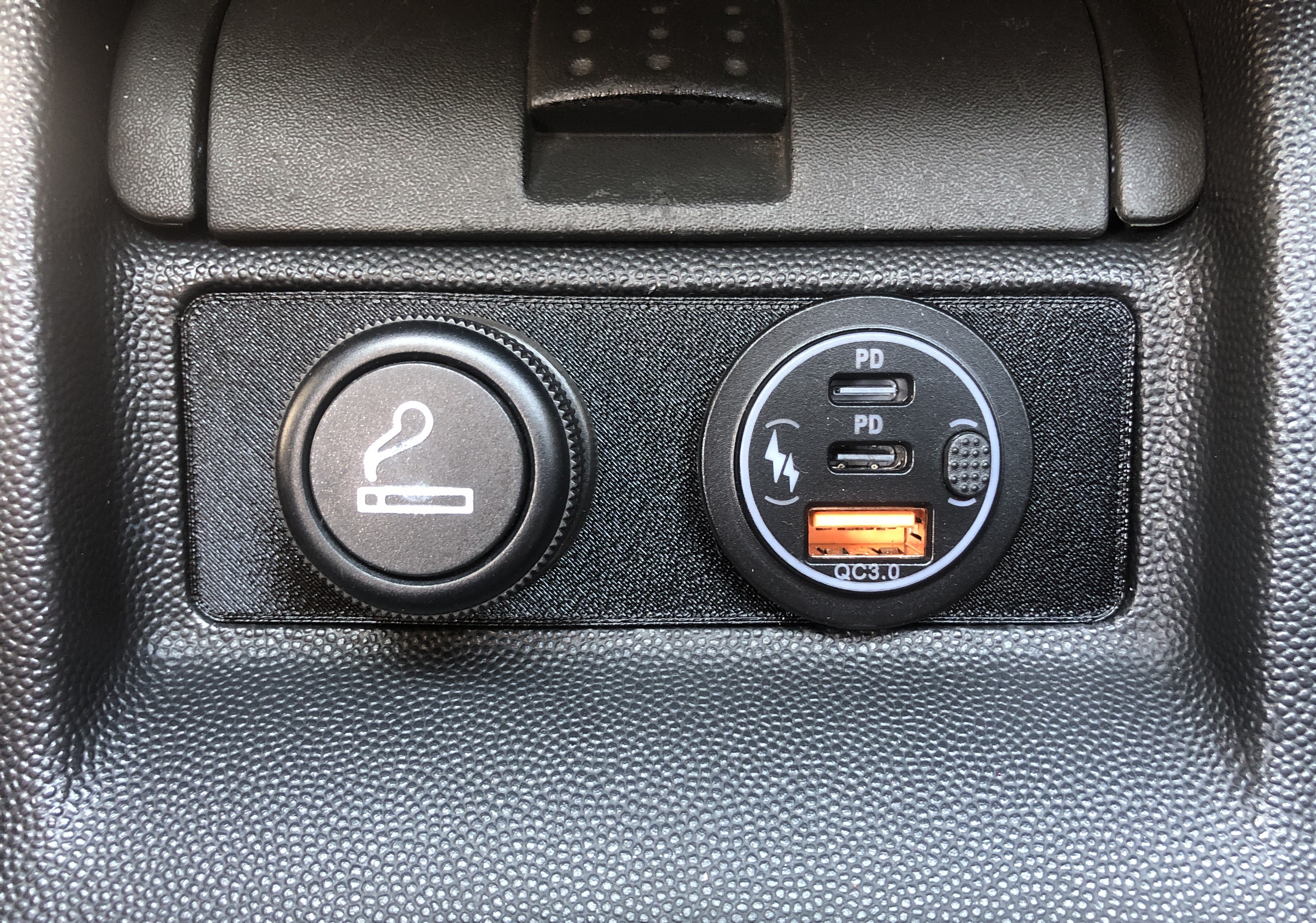 Opel / Vauxhall - Corsa C | Cigarette Lighter and USB socket panel trim.