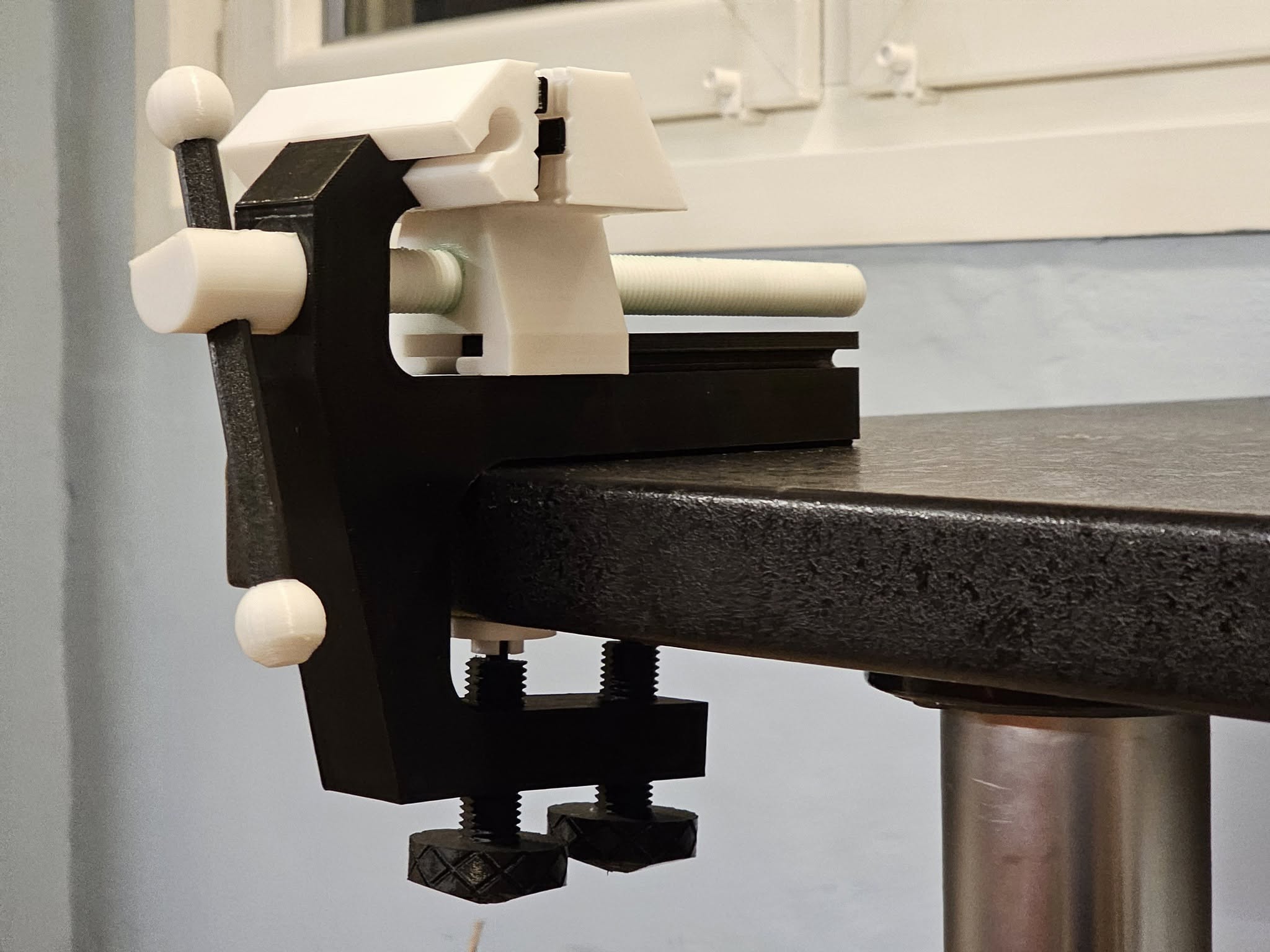 Miniatura 3 do modelo 3D Table vise