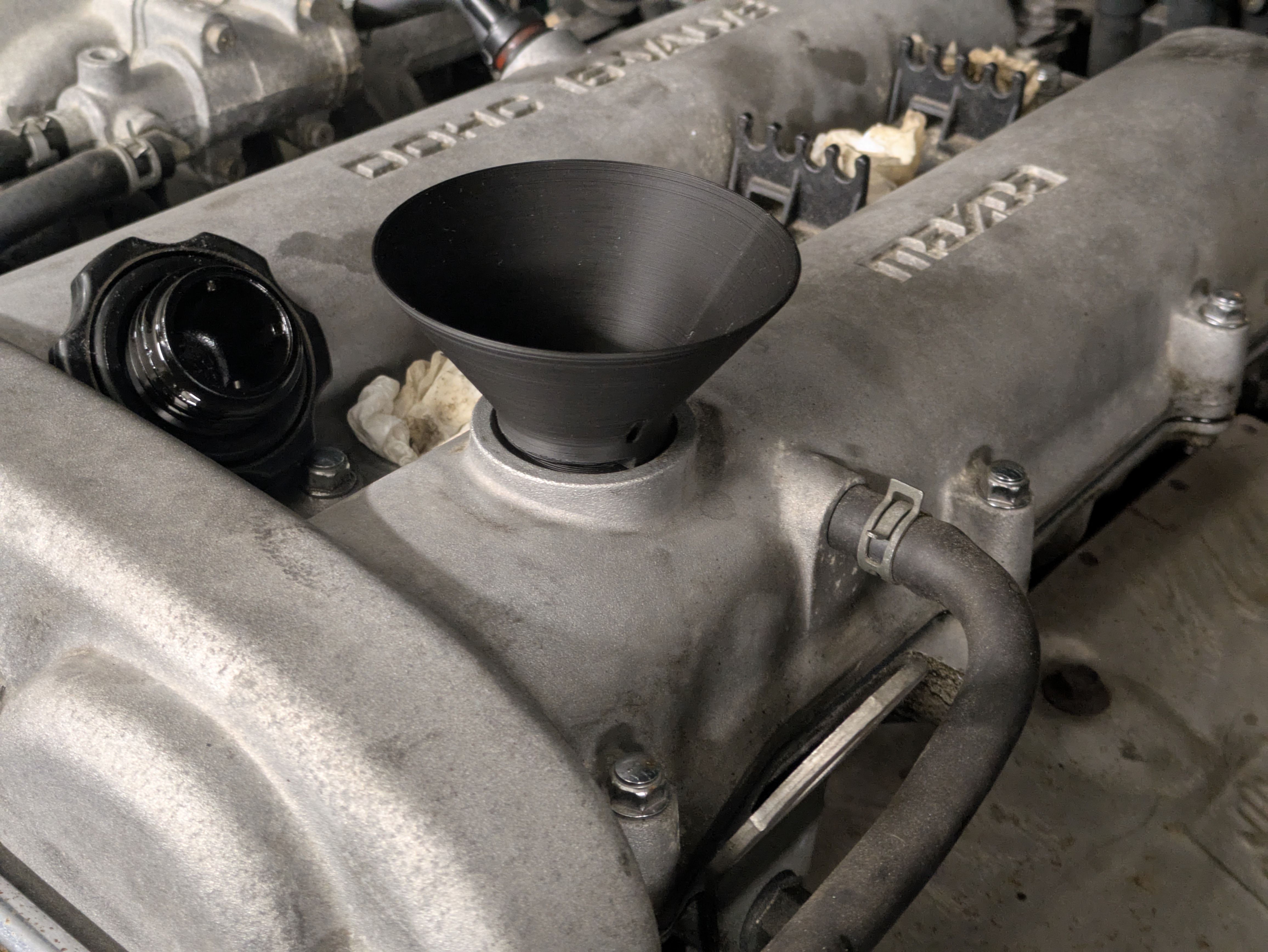 Screw-on oil funnel with breather M35x4.0