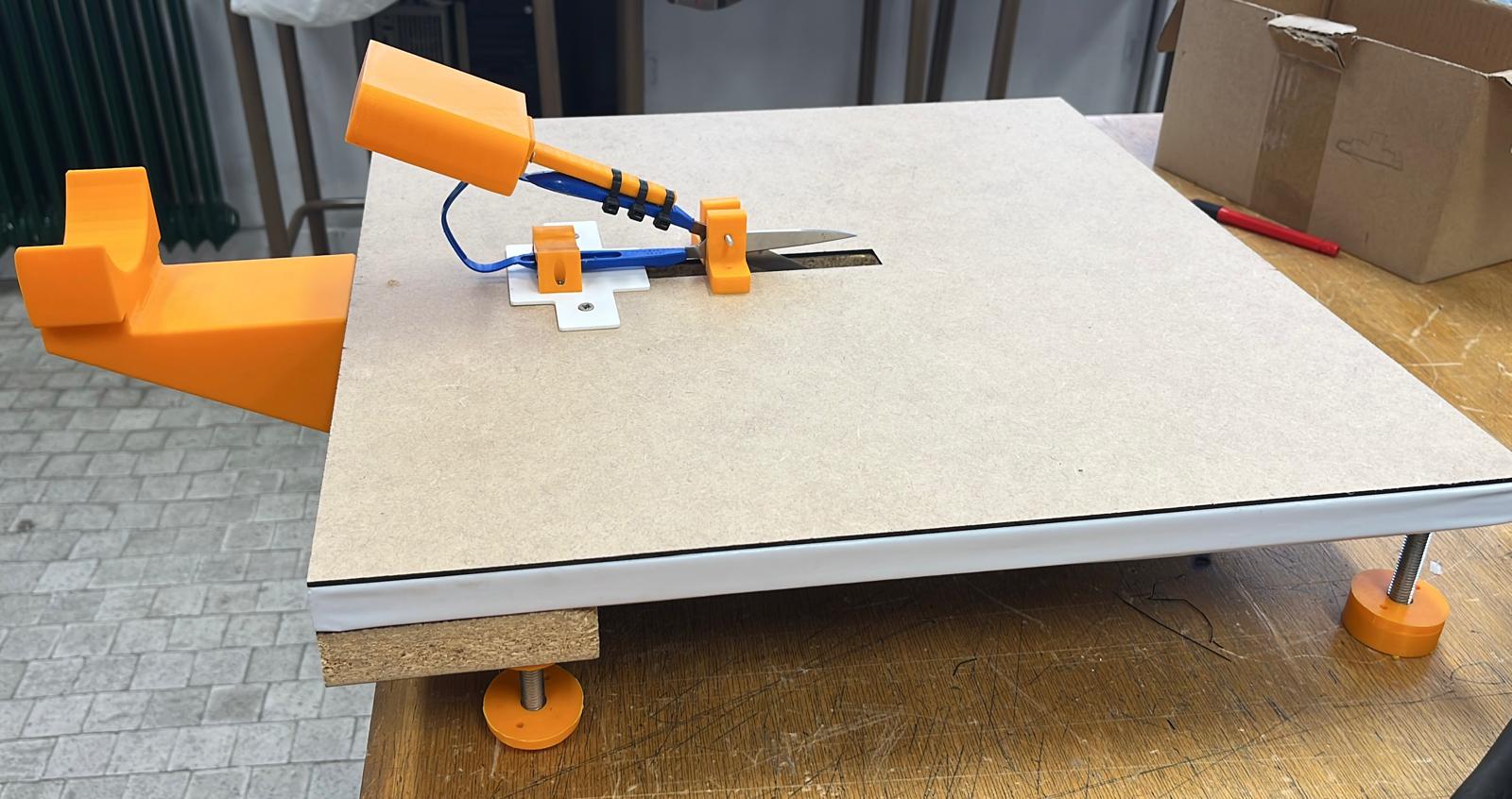 Adaptador para sujección de tijera a mesa