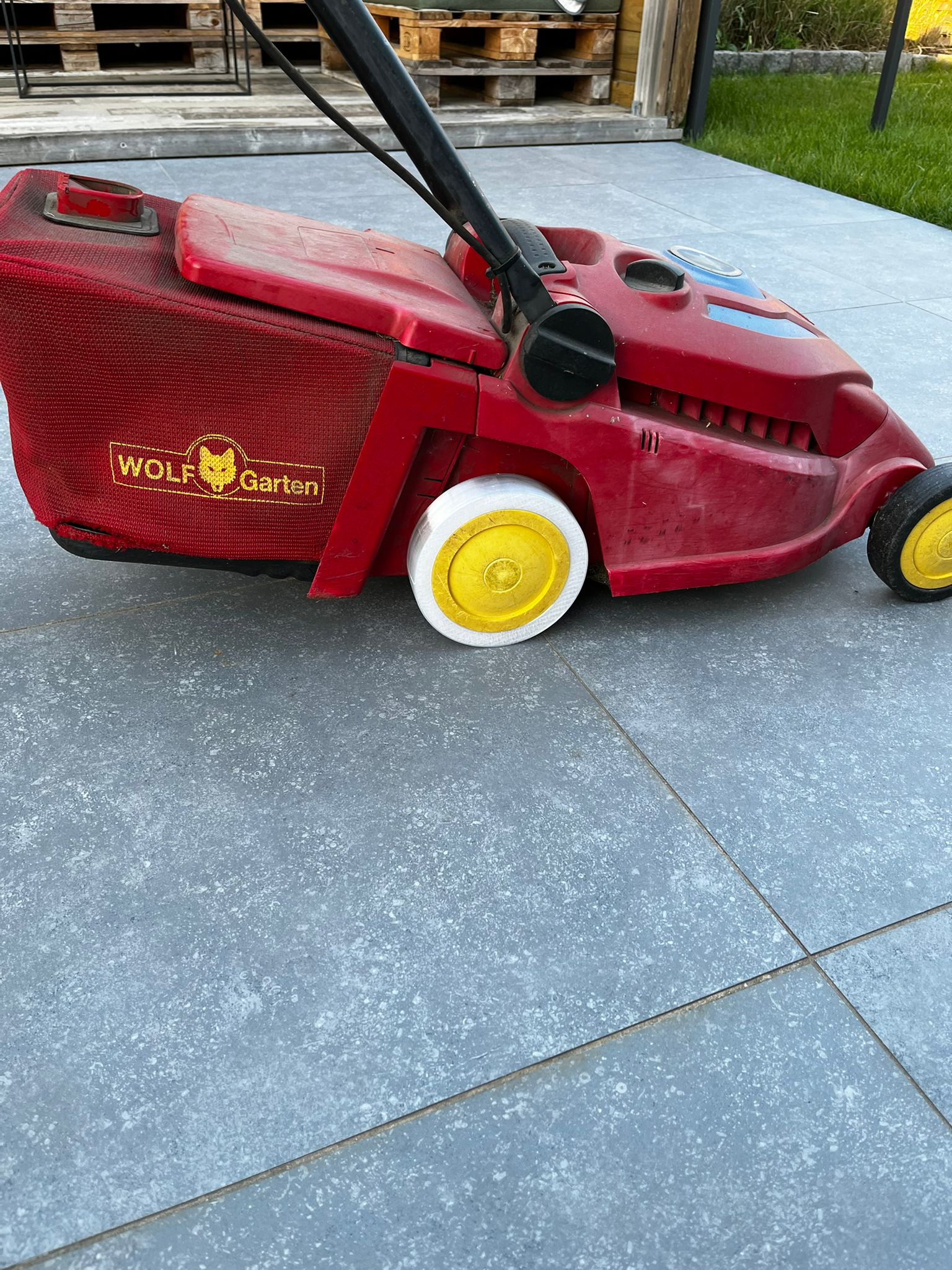 Lawnmower wheel