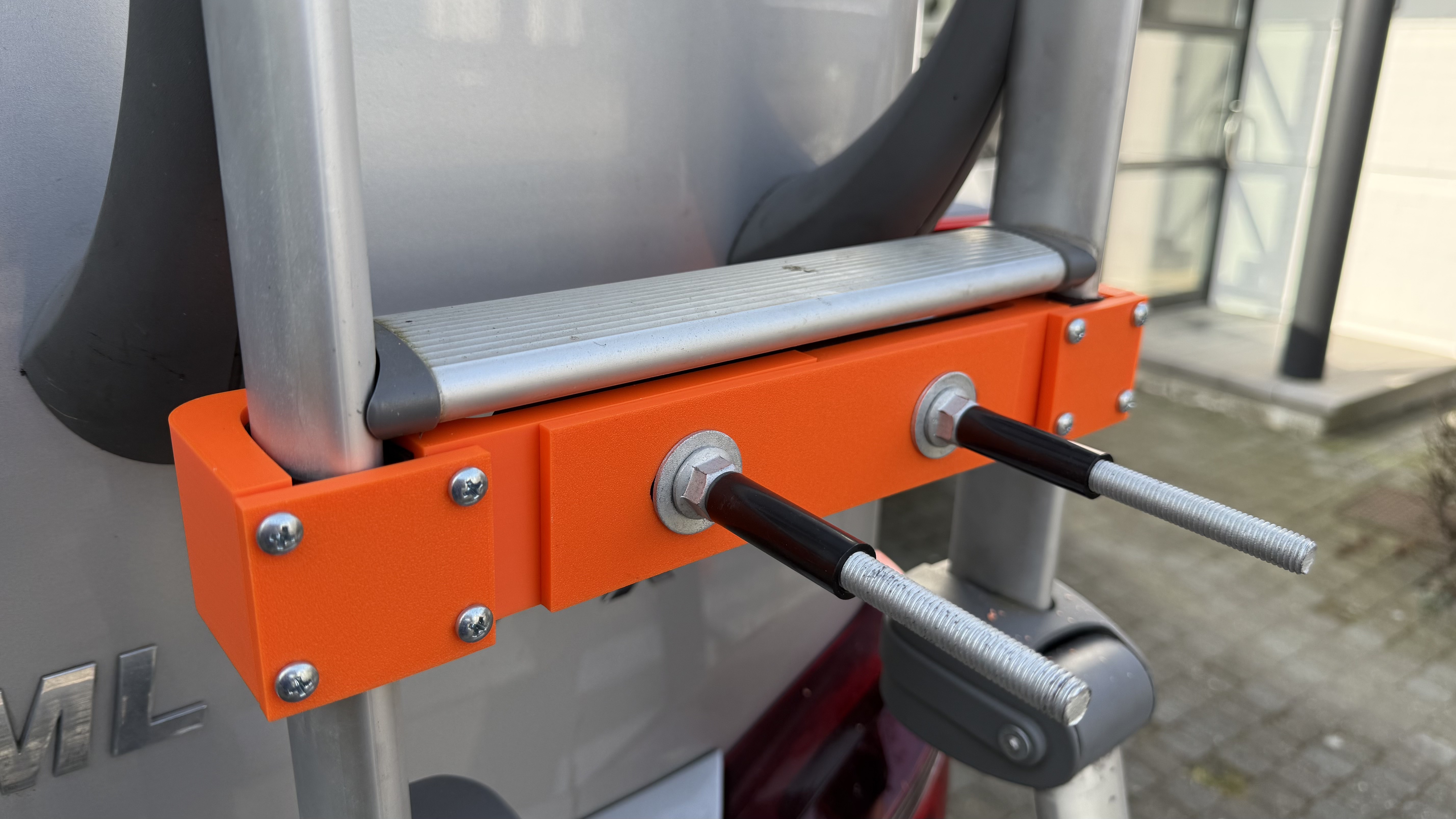 Hymer crossover ladder holder for tire tracks