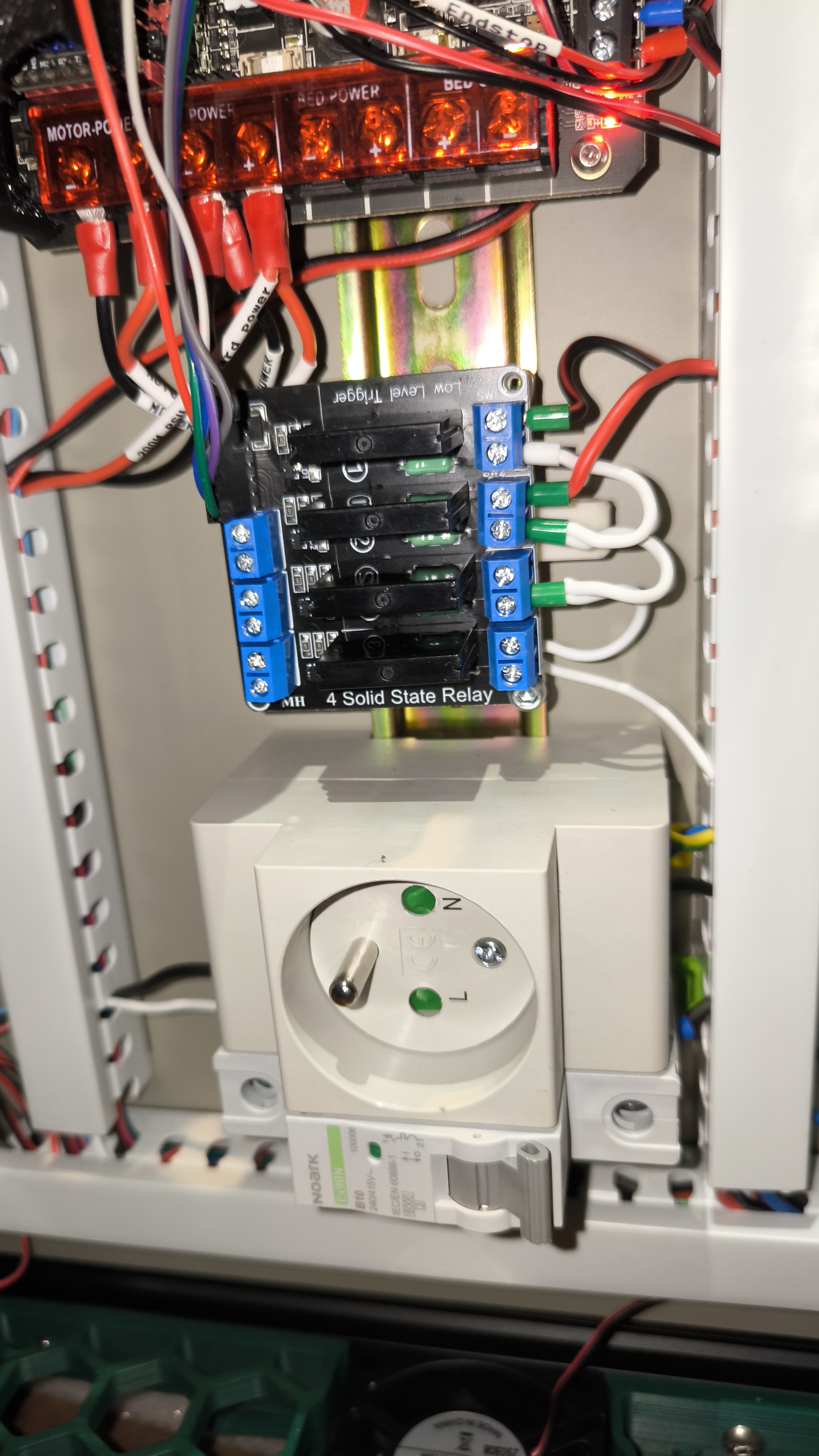 4 channel SSR module mounting plate for DIN rails