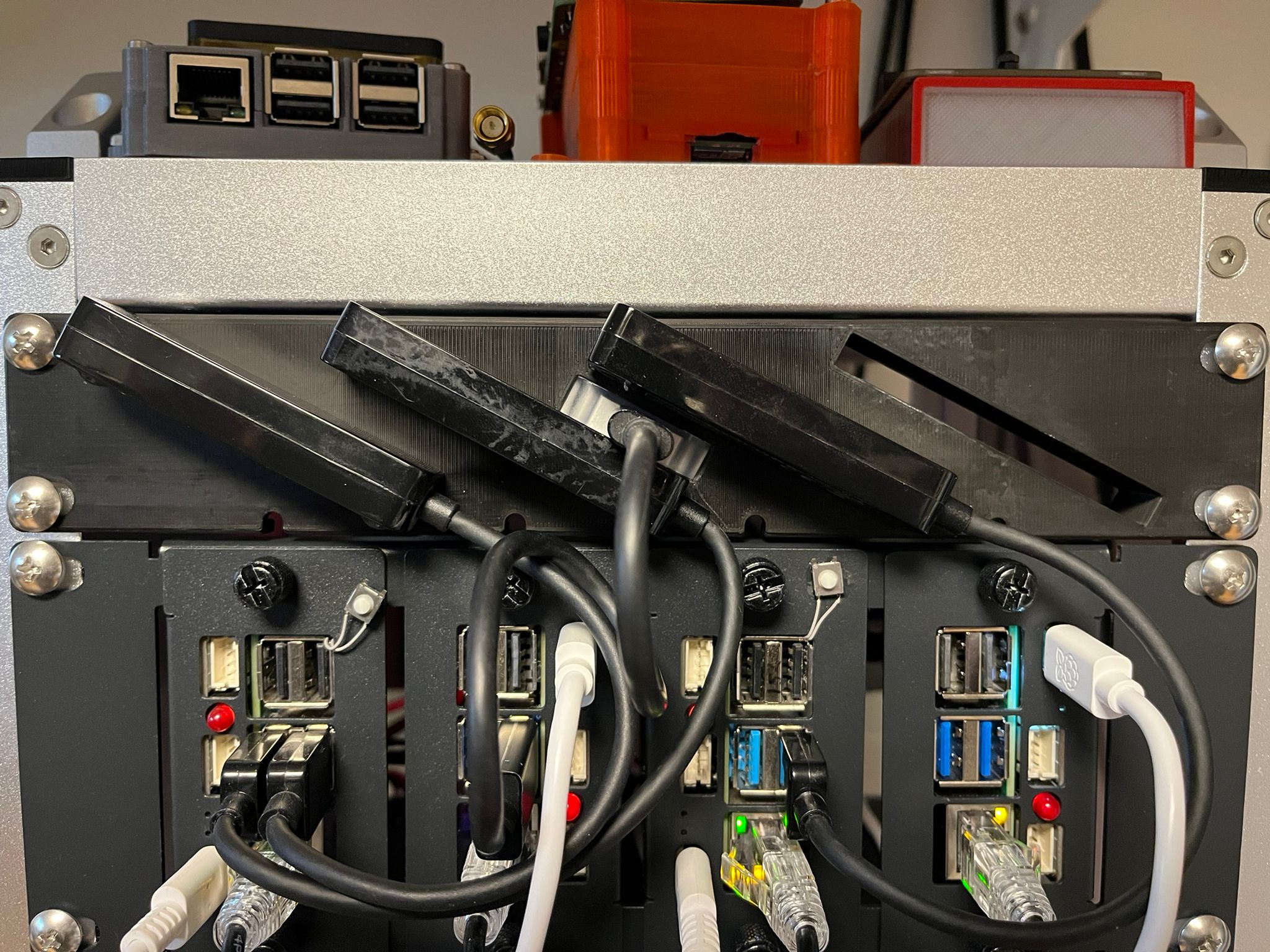 1U 10" rackmount, 4-bay SSD drive mount , 4-slot 2,5″ HDD/SSD rackmount.