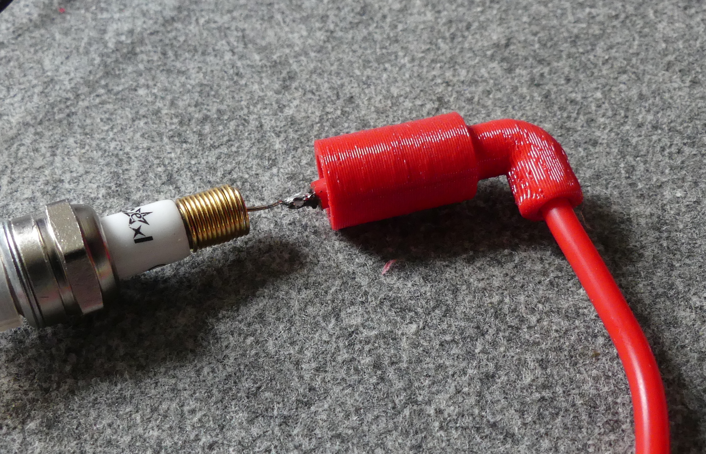 Miniatura 3 do modelo 3D Spark Plug Cap 90°