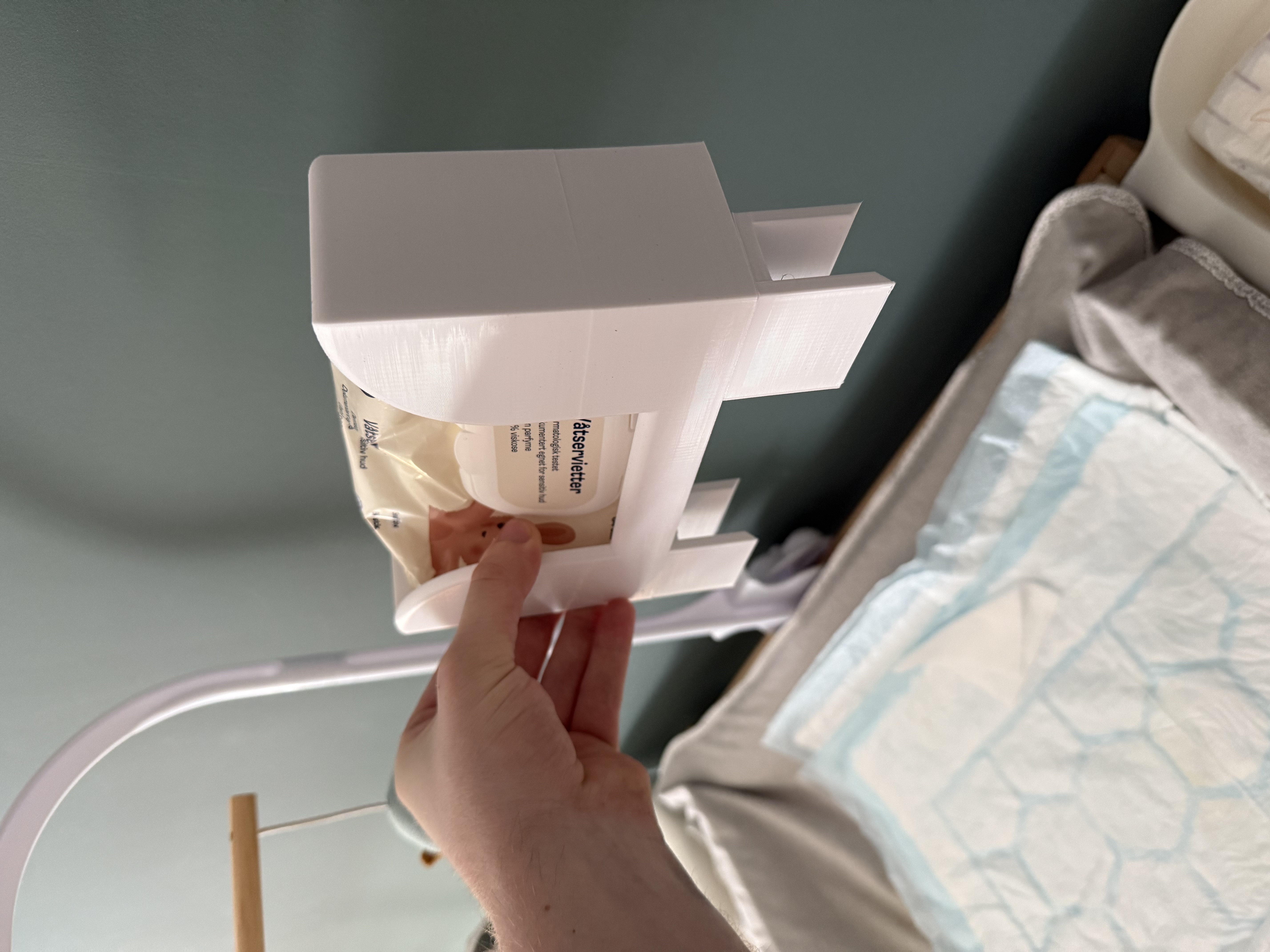 Wet wipe holder for Sniglar