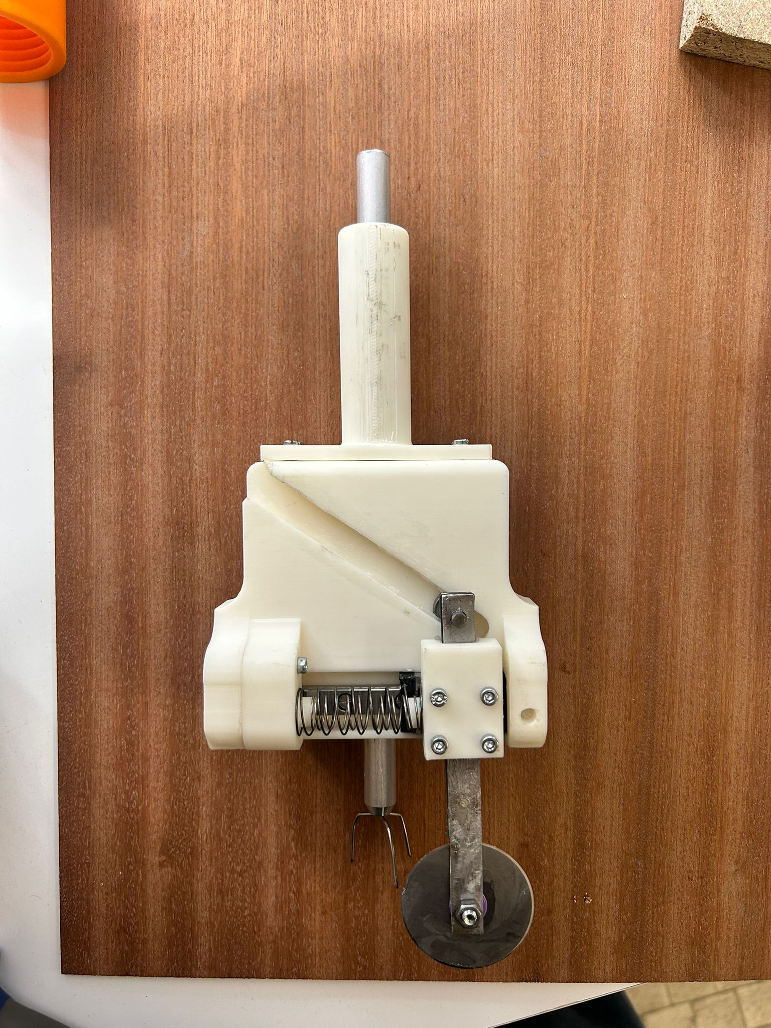 Utensilio de sujeción y corte de alimentos simultáneo