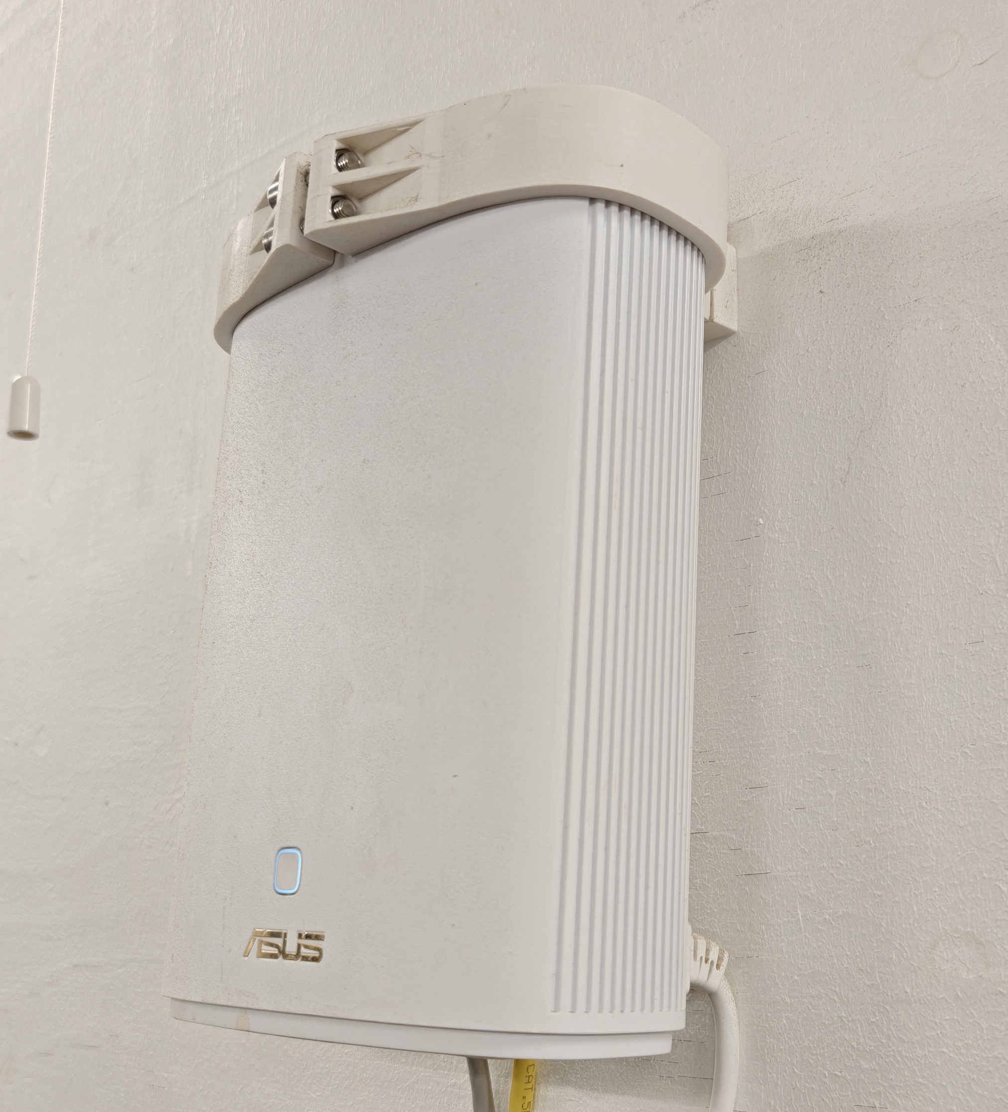 Asus ZenWiFi AX Hybrid XP4 wall mount