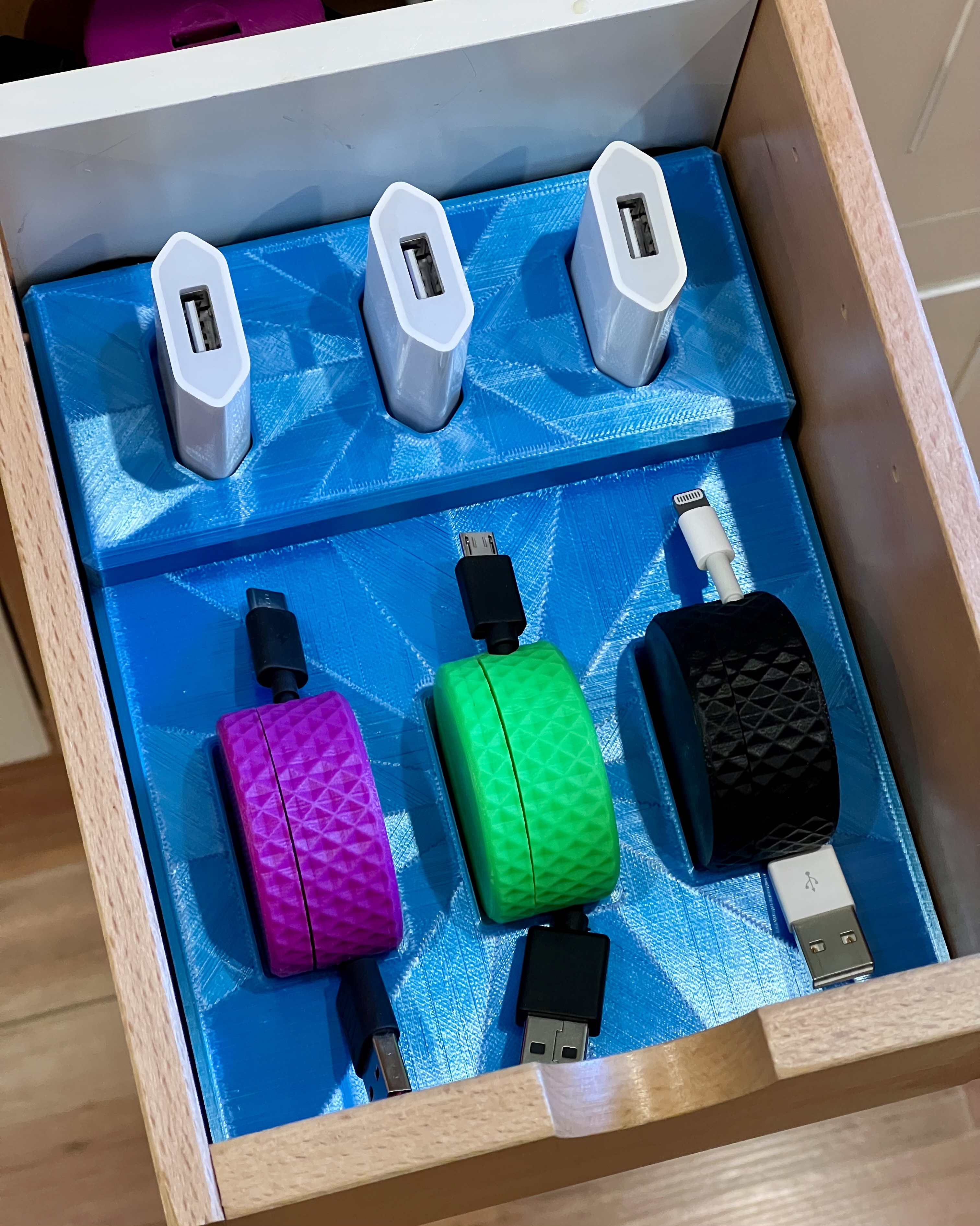 USB charging cable sorting aid