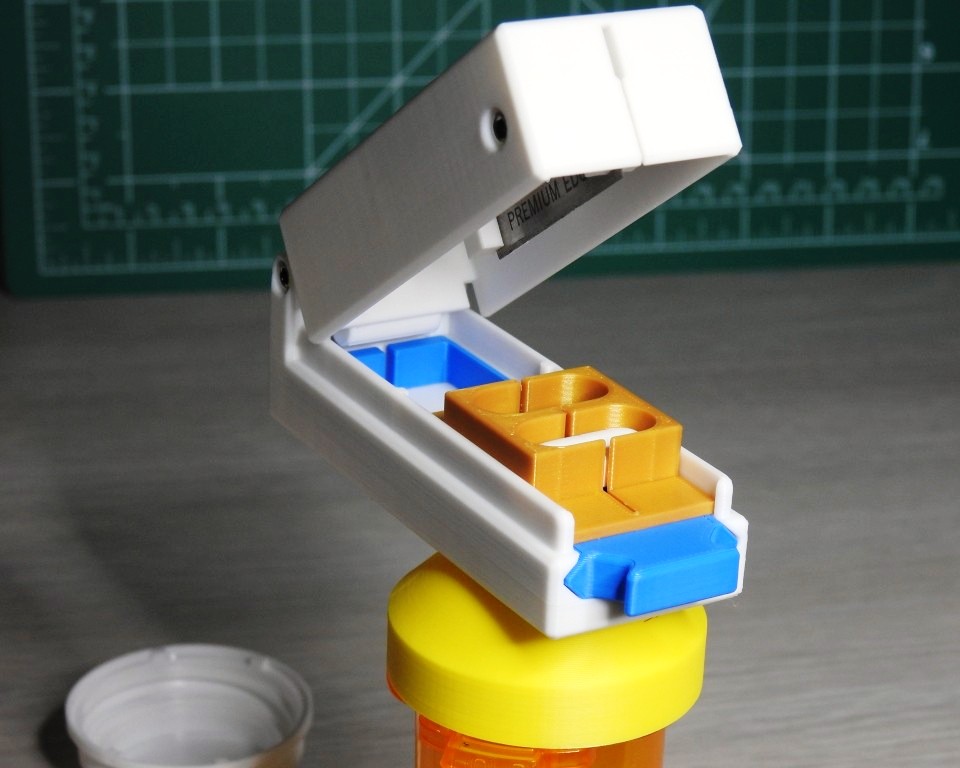 Pill Splitter (Fusion 360 customizable)