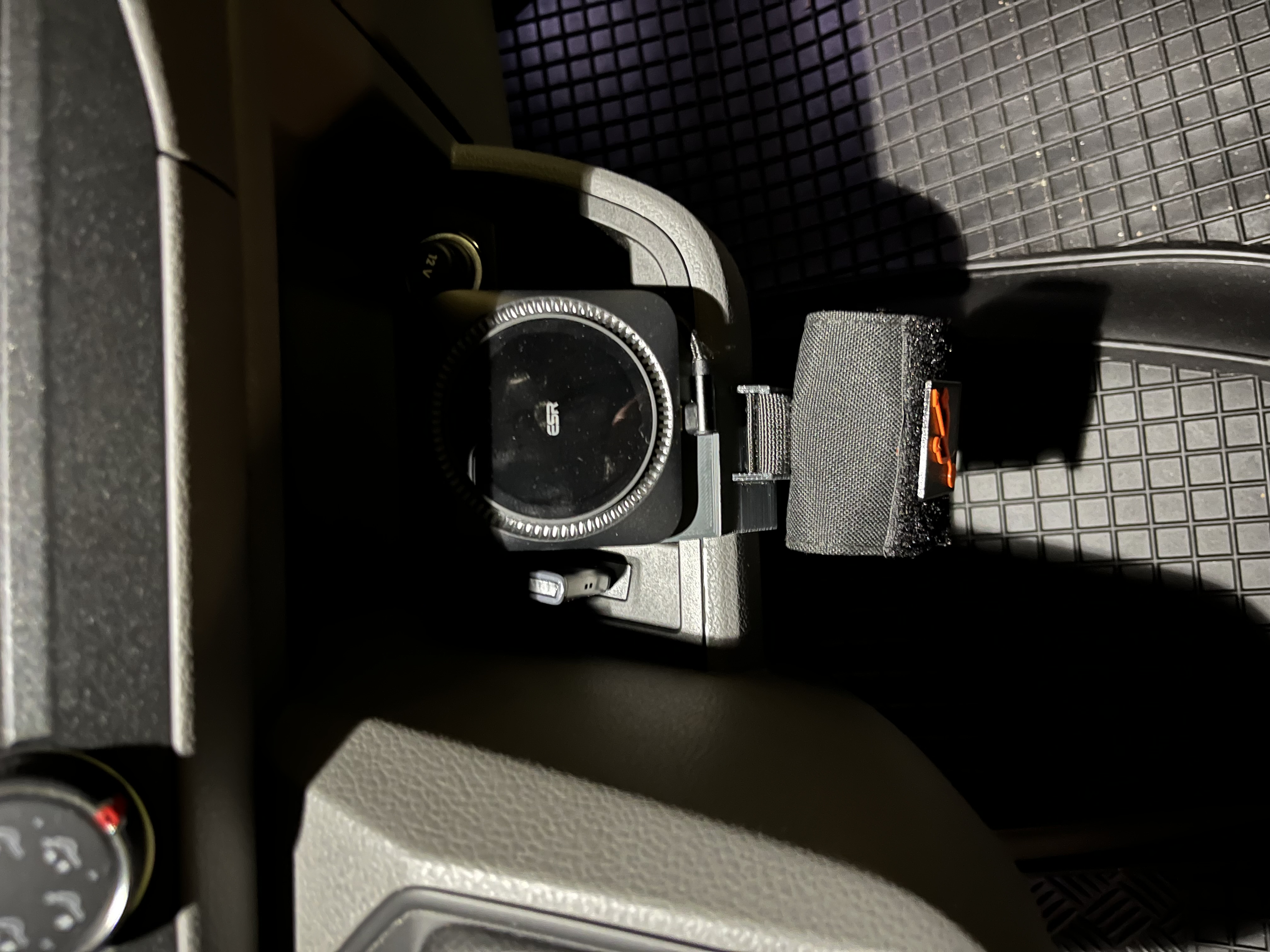 ESR HaloLock adapter for VW T6.1