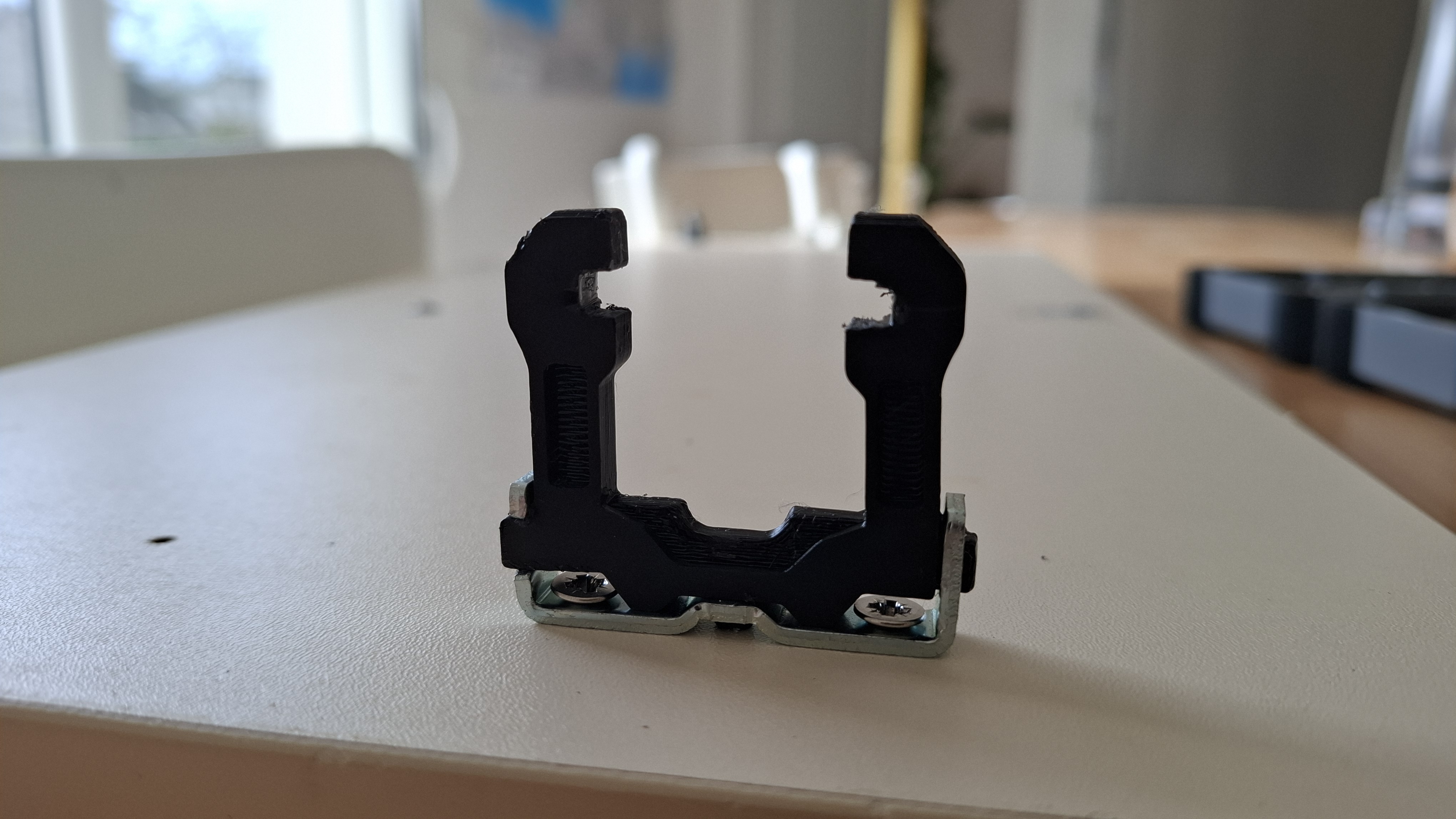 Fixing clip for drawer front