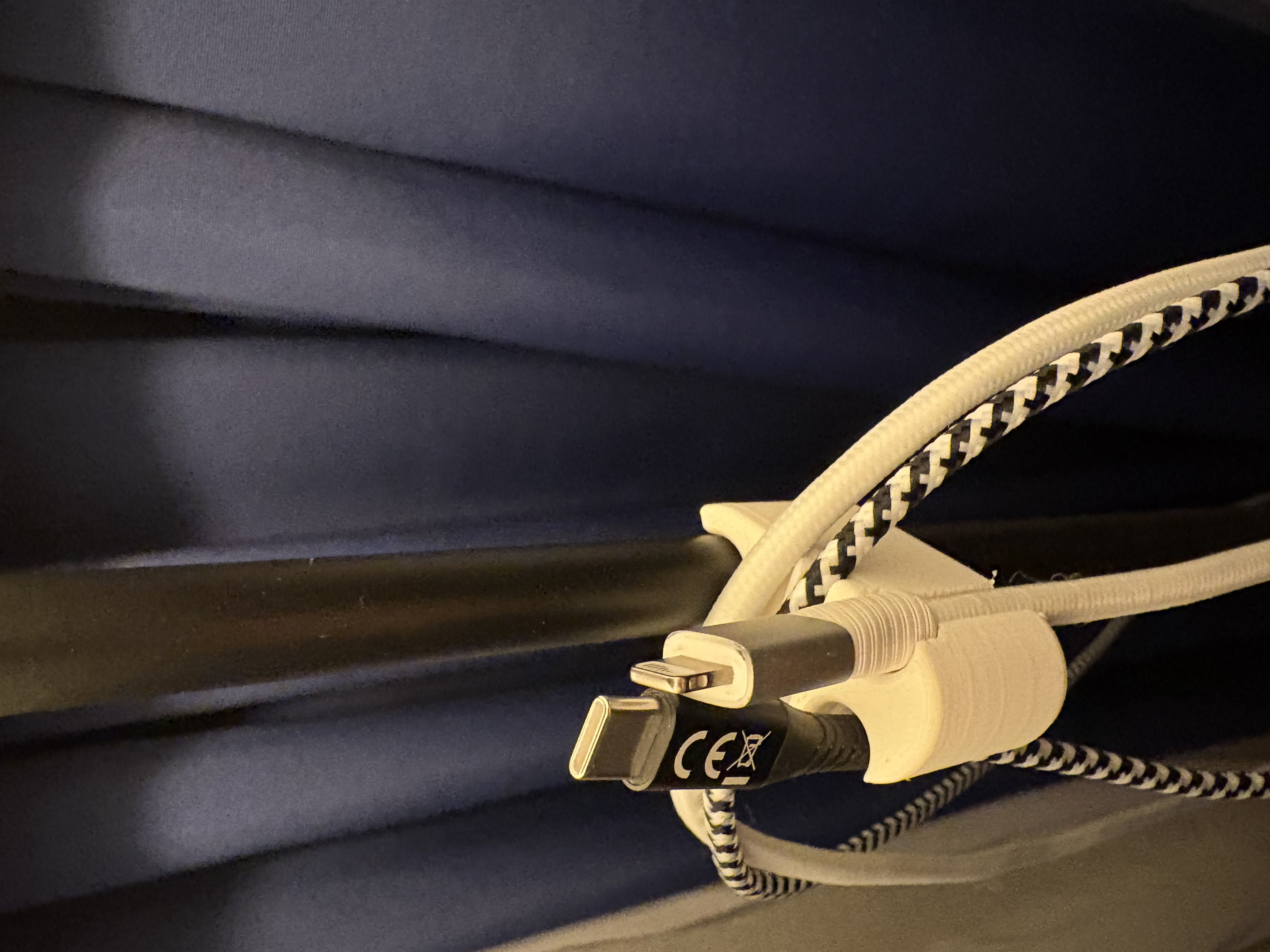 Cableholder for standing lamp