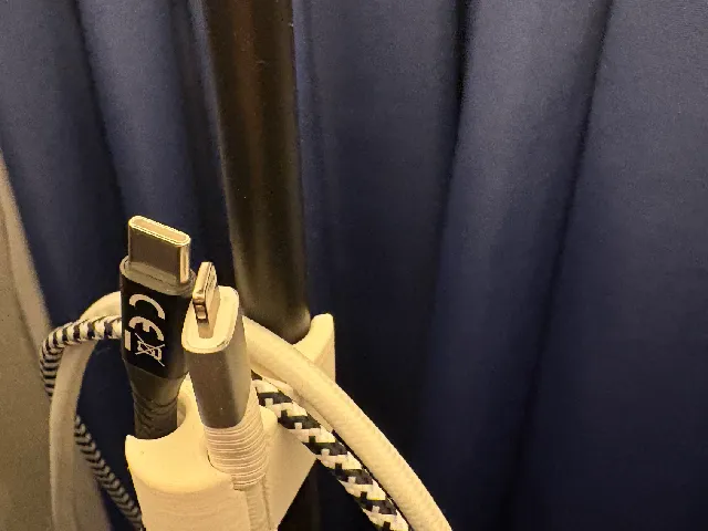 Cableholder for standing lamp