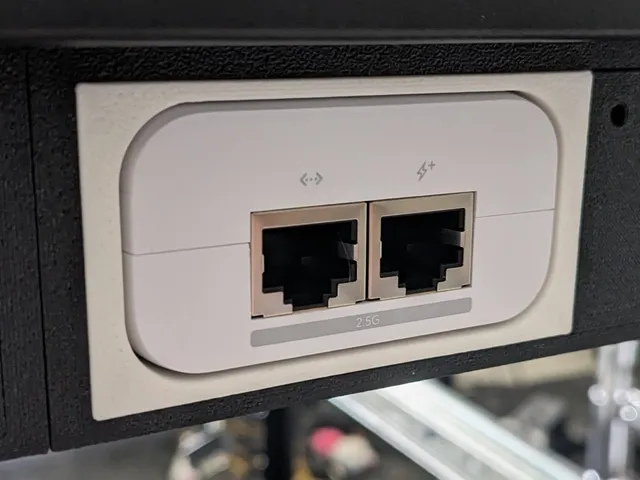 Ubiquiti UniFi PoE+ Adapter (30W) 1U Modular Tray