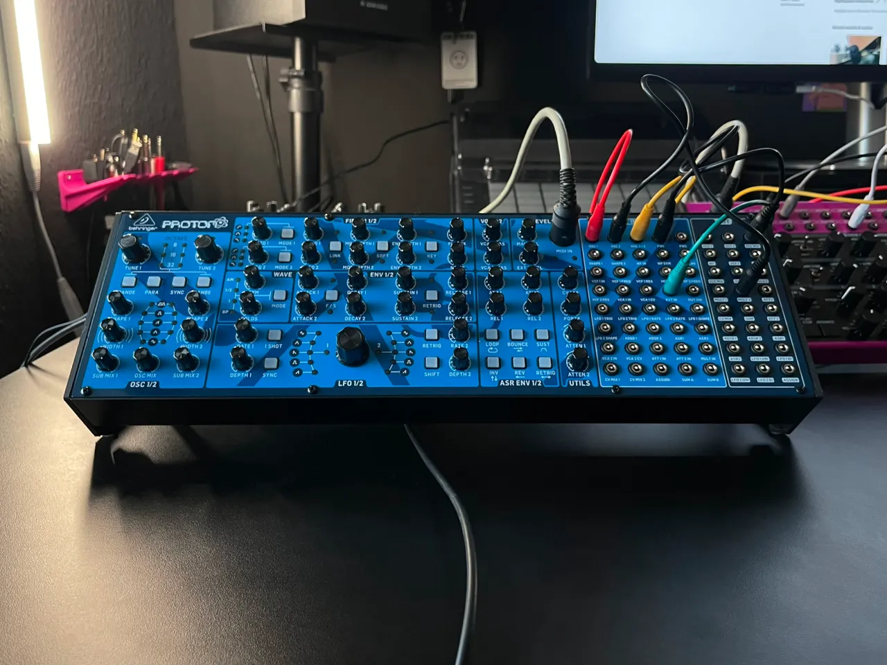 DESKTOP STAND FOR BEHRINGER PROTON/NEUTRON (SCREW MOUNTED) by