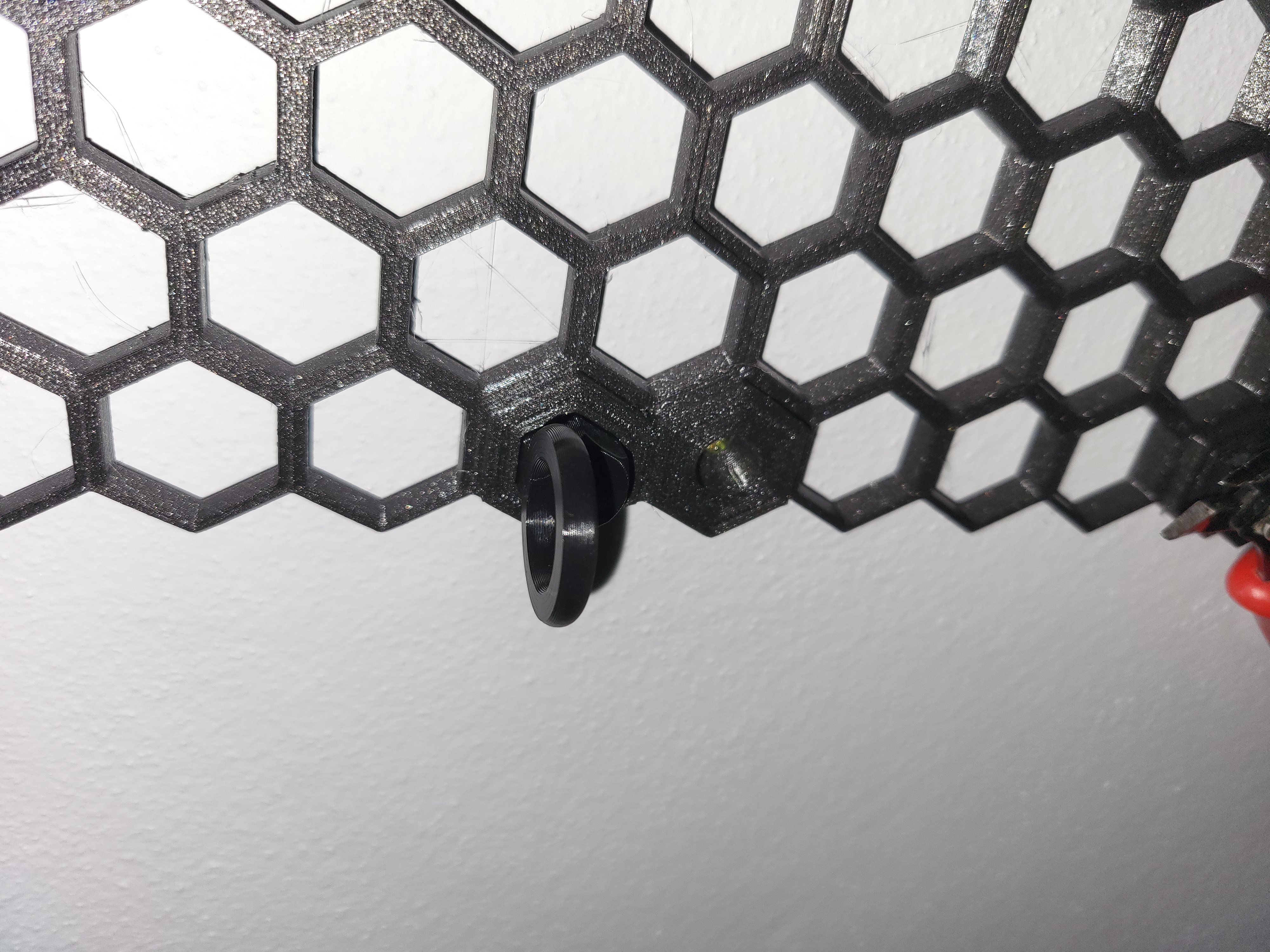 Honeycomb wall ring holder