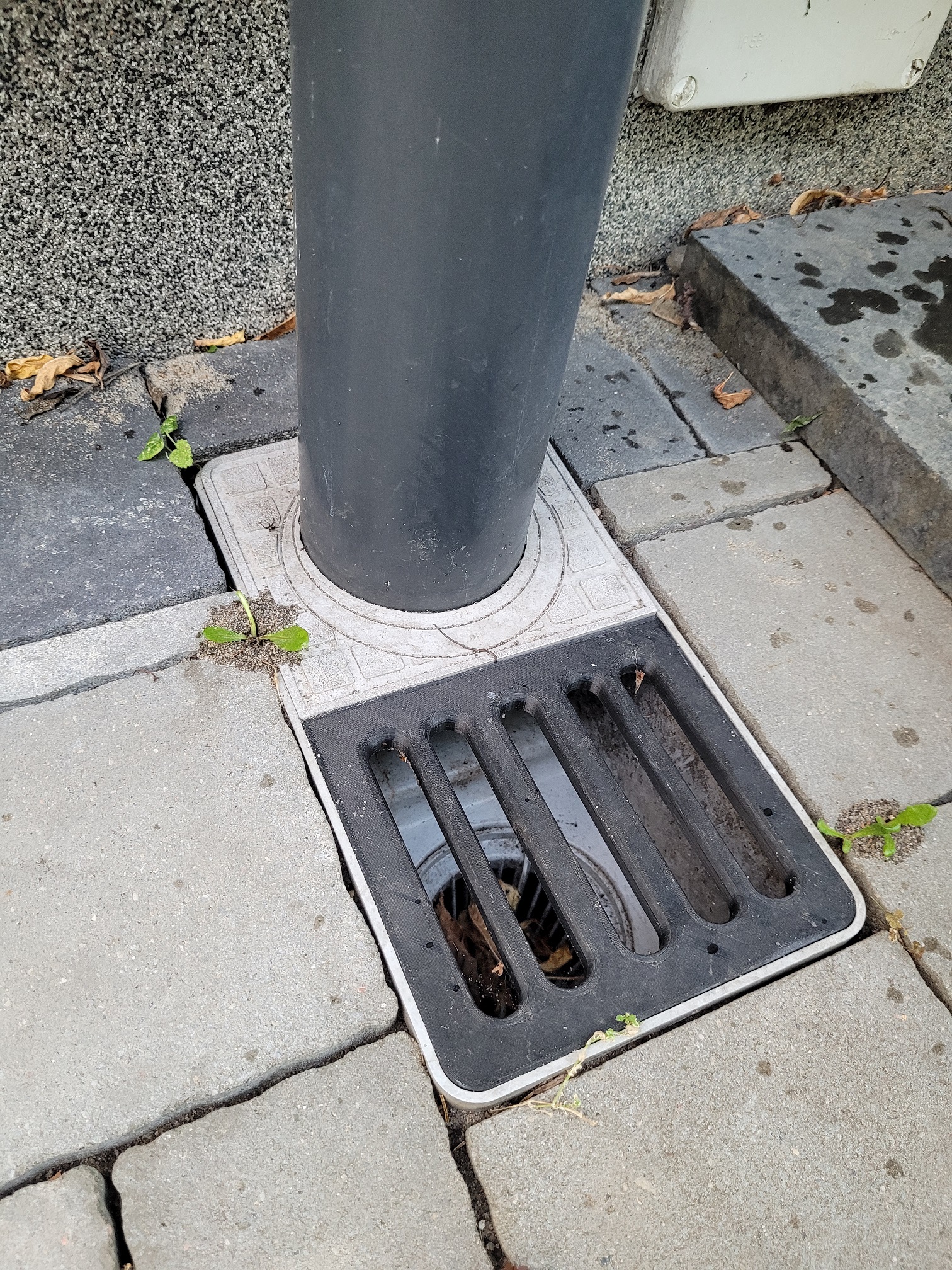 MARLEY system gutter drain flap