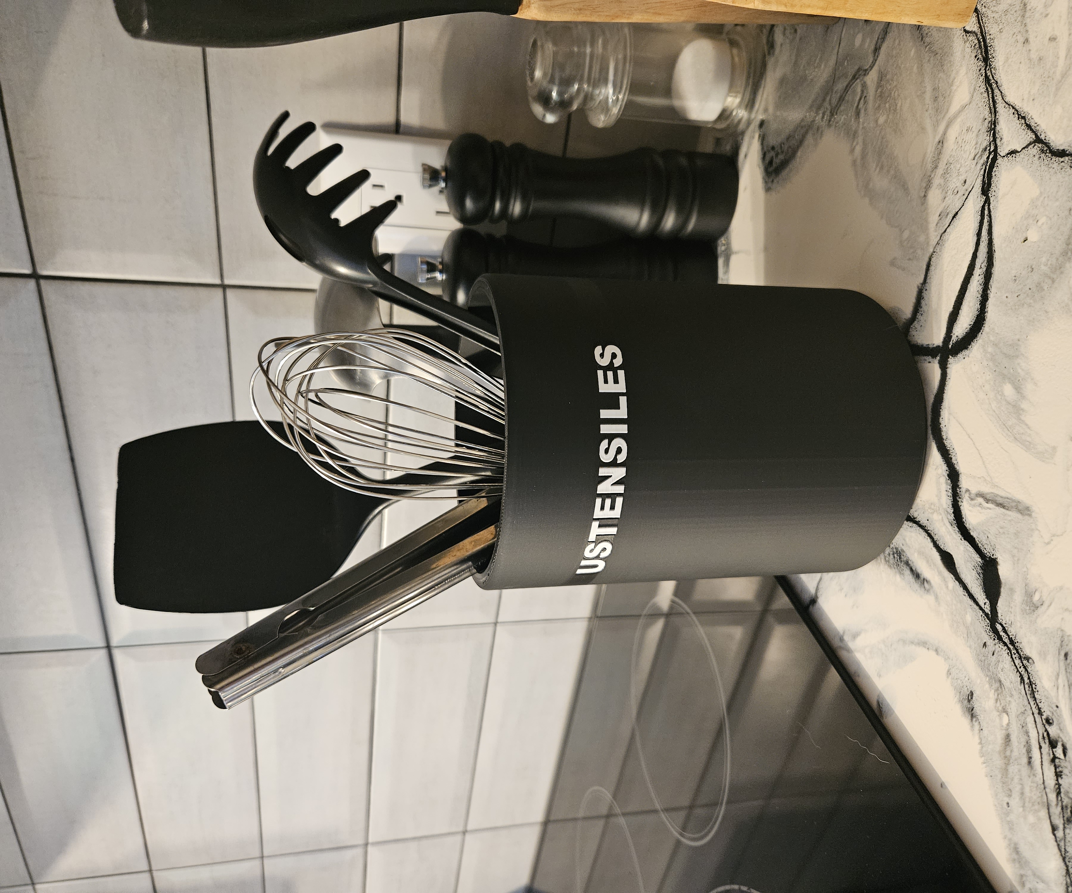 Simple modern utensiles pot