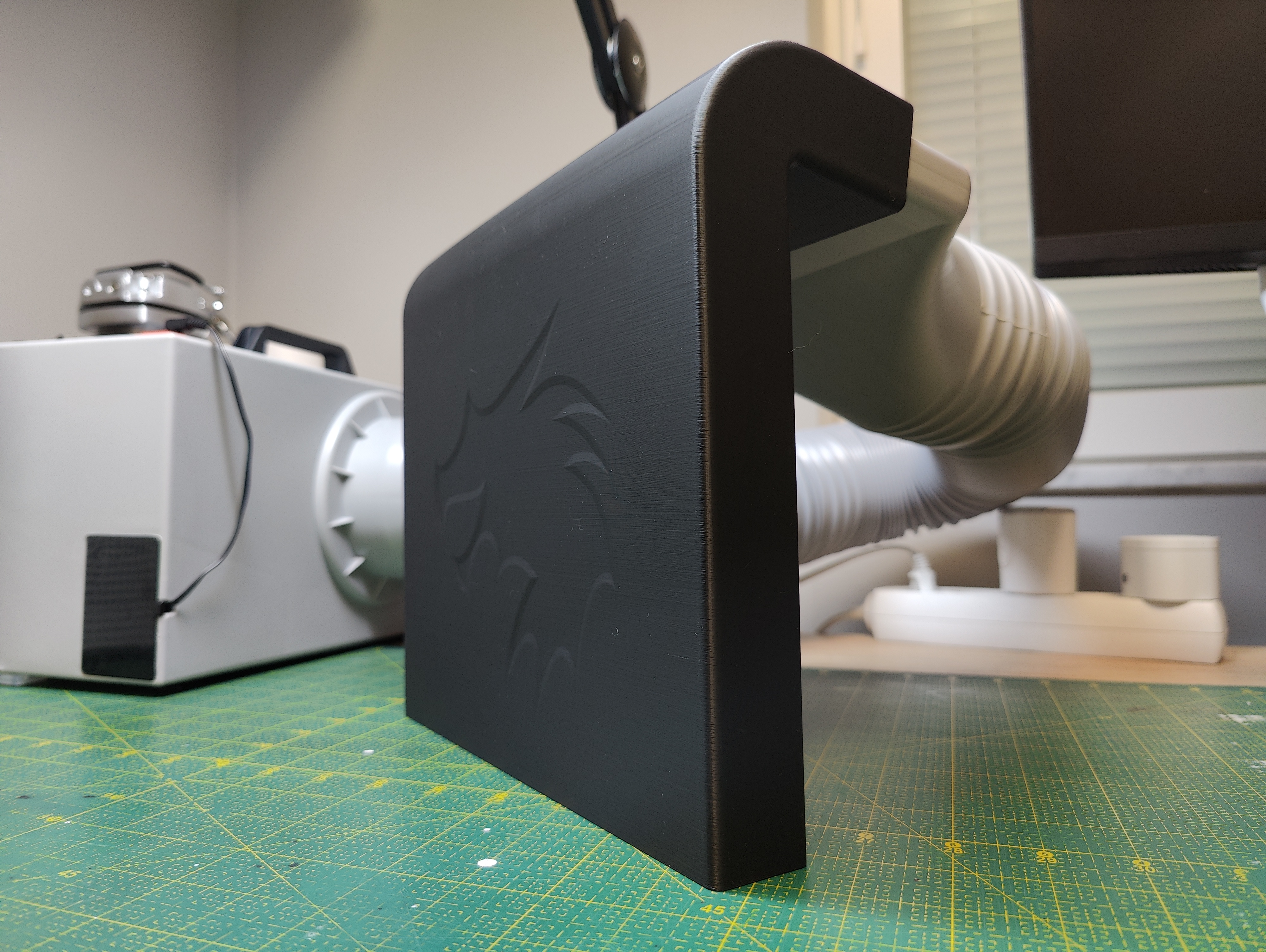 Angled spray booth exhaust adapter