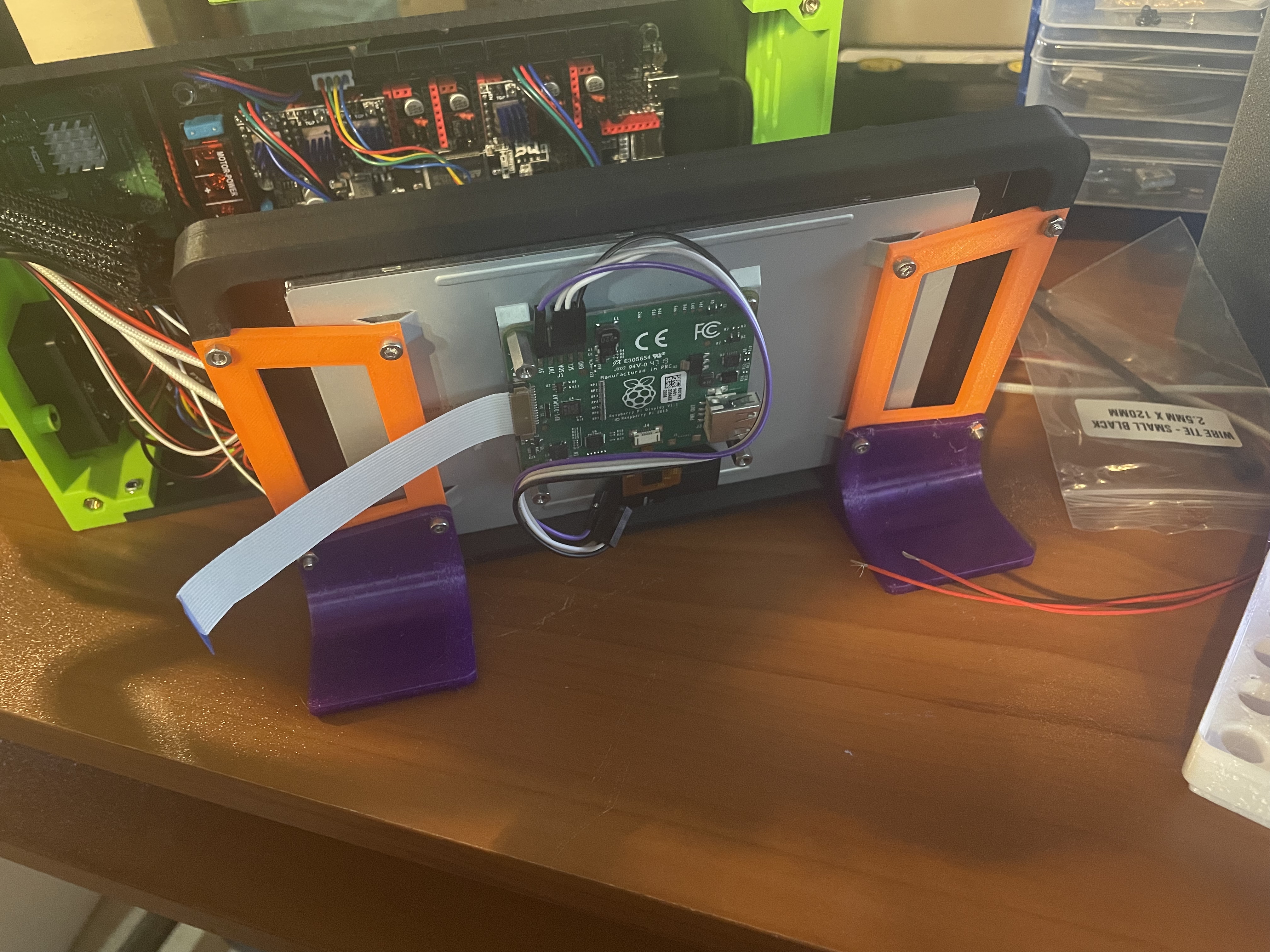 Miniatura 4 do modelo 3D Simple Stand for Raspberry Pi 7" Touchscreen