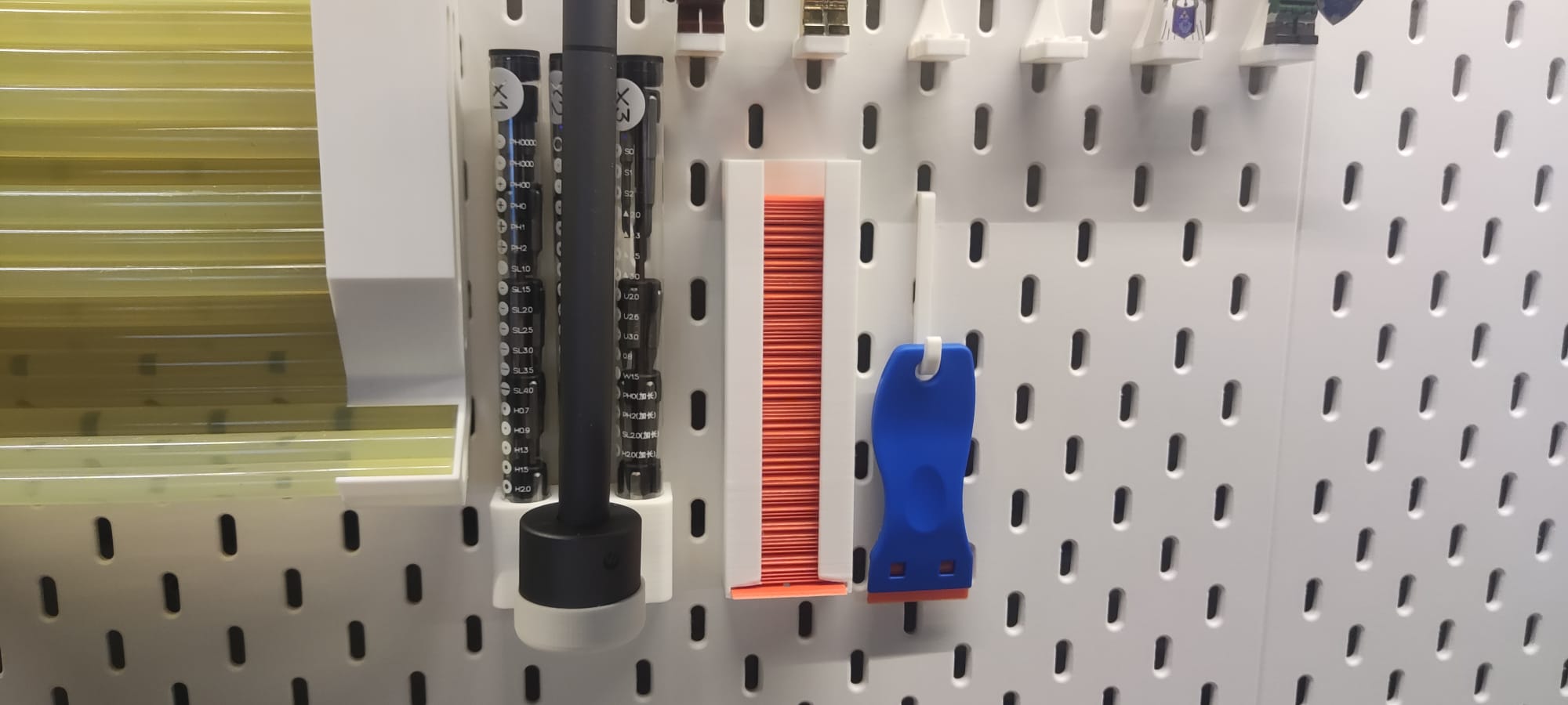 Plastic razor blade dispenser for IKEA Skadis pegboard