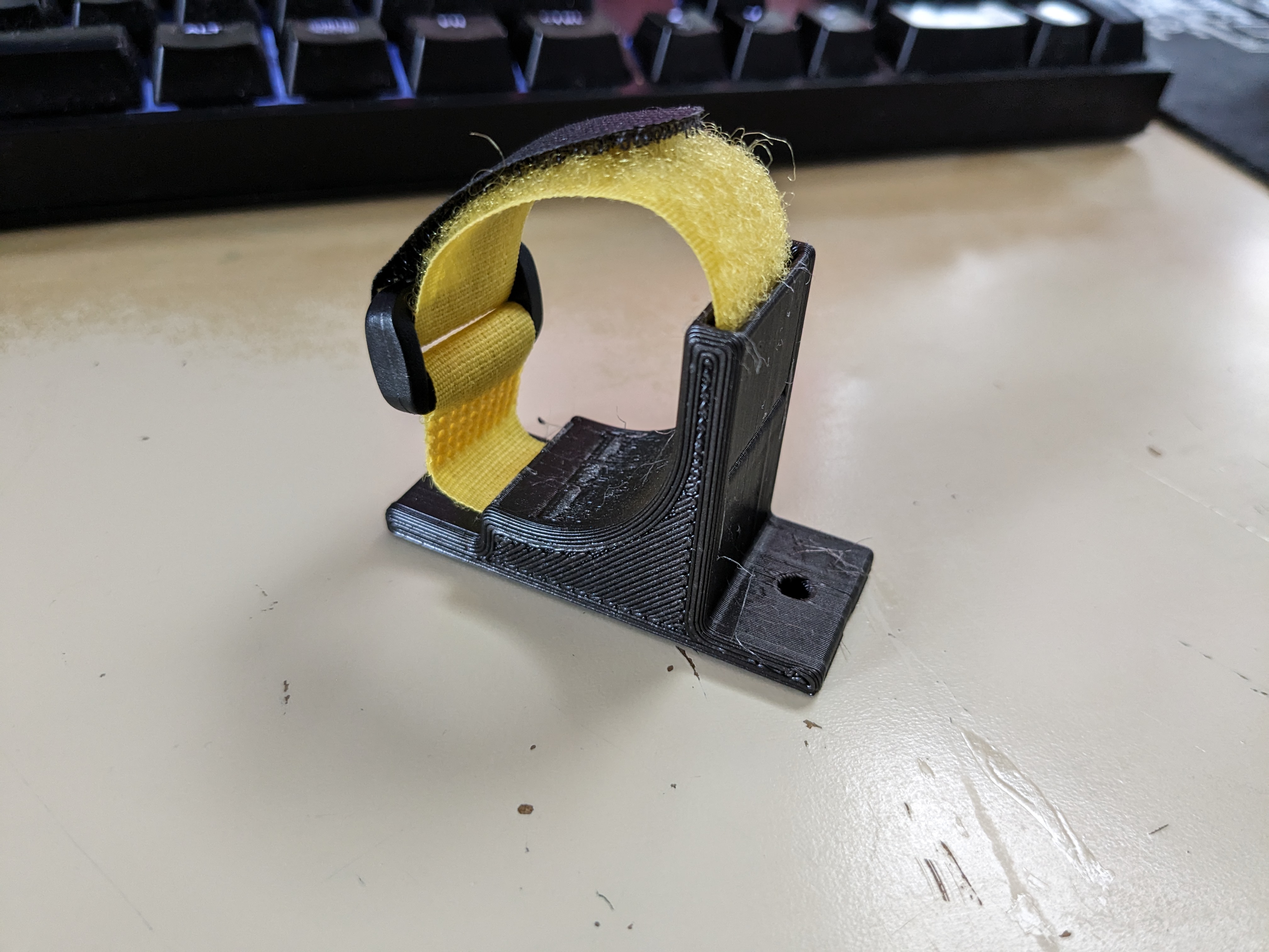 Cablemanagement support for velcro straps