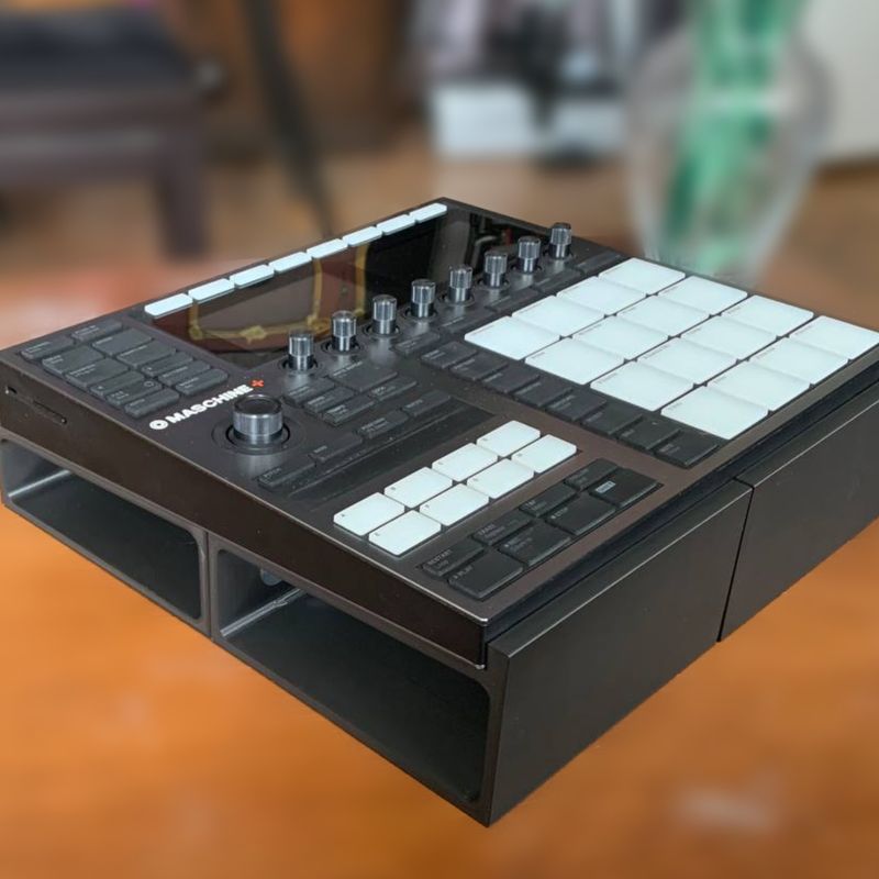 MASCHINE MK3 (専用スタンド付・説明書無し) maschine-riser.jpg