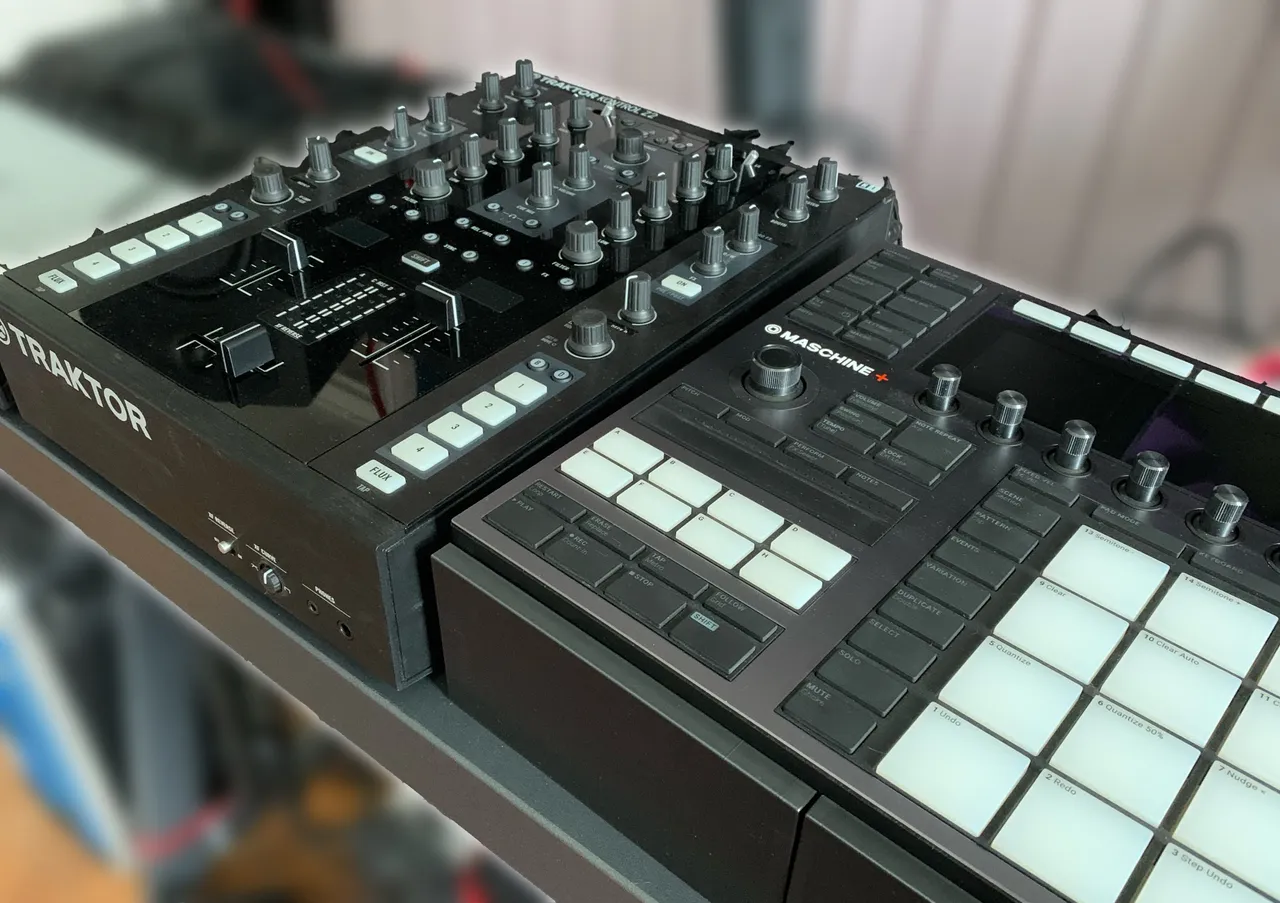 Native Instruments Maschine (MK3 & Plus) Riser by Gloim