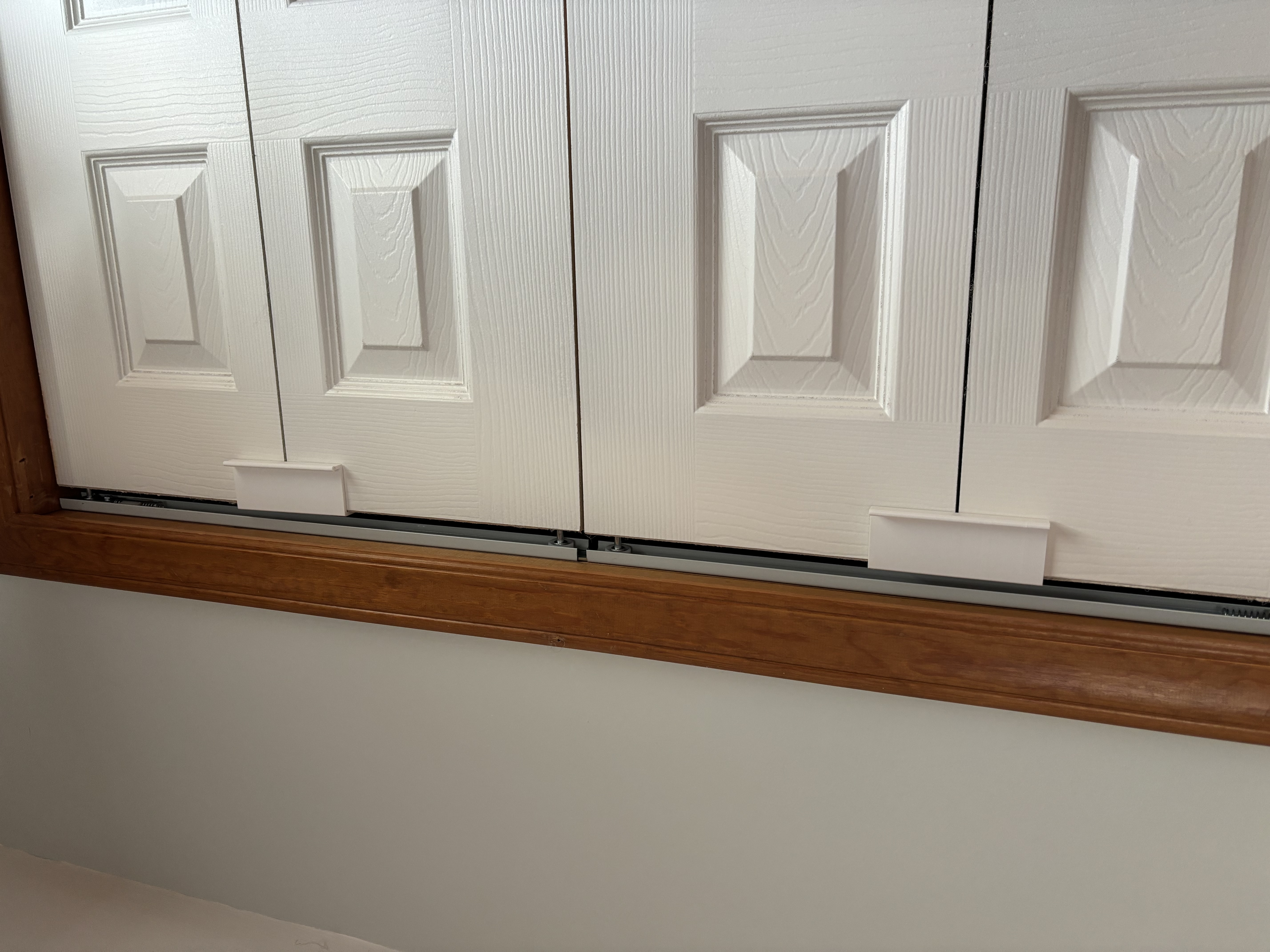 Bi-fold Closet Door Cat Keeper-Outer