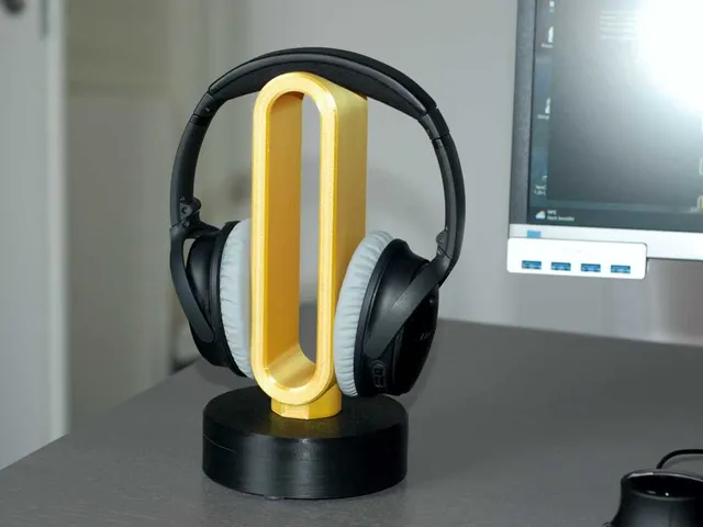 Headphone stand with heavy base