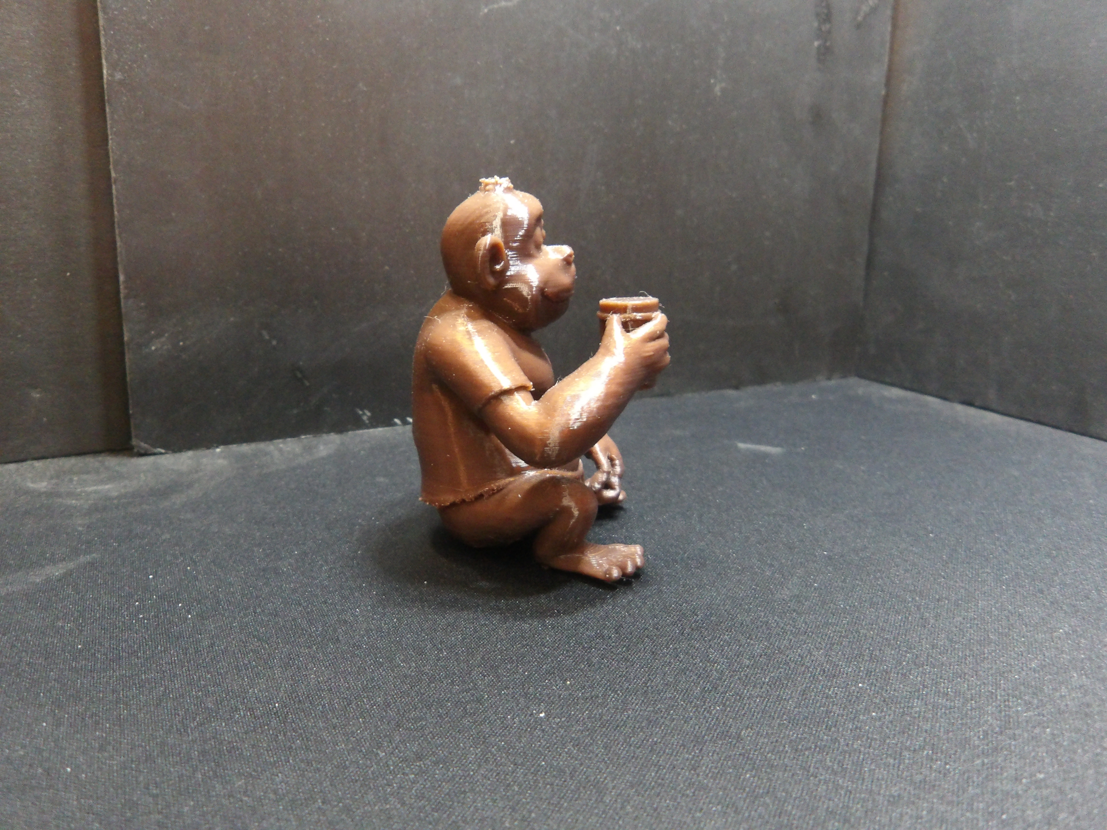 Gorilla drinking a cup of coffee. — miniatura 3