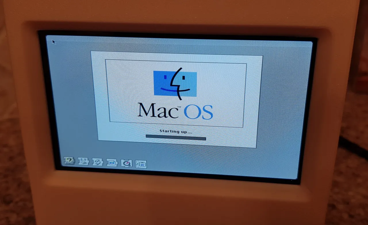 Fully Functional Apple Macintosh Plus in a 2/5-Scale Enclosure por